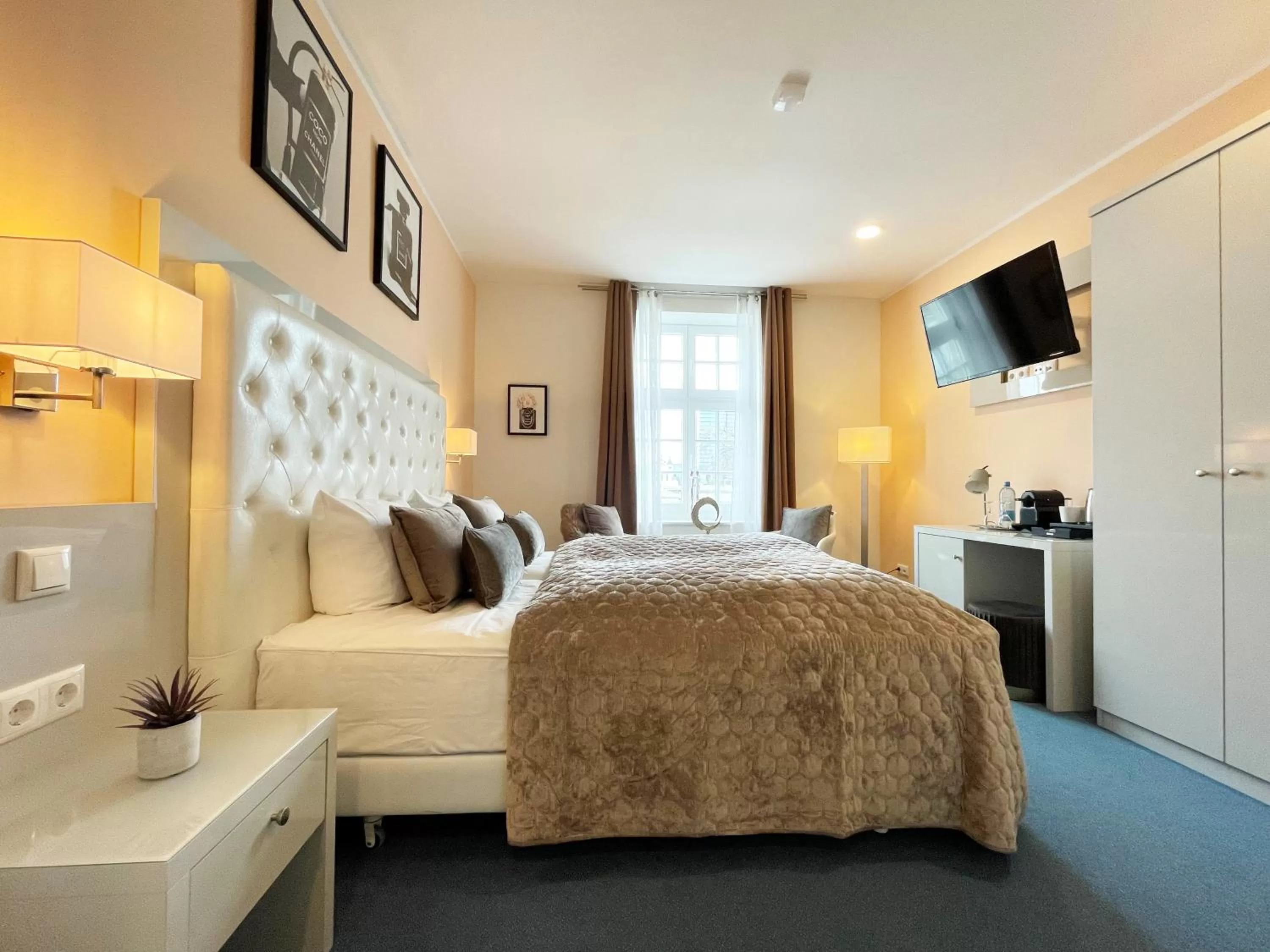 Photo of the whole room, Bed in Rhein Hotel St. Martin