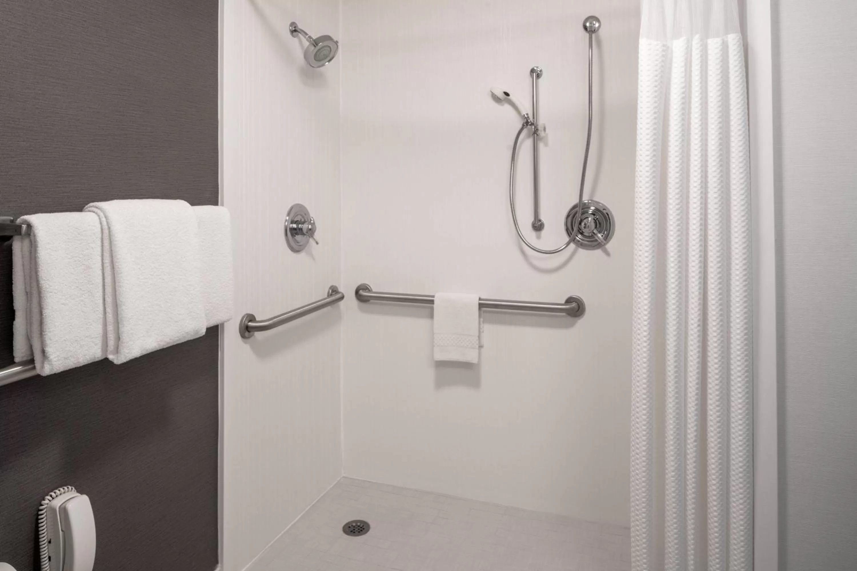 Bathroom in Courtyard by Marriott Dulles Airport Herndon/Reston
