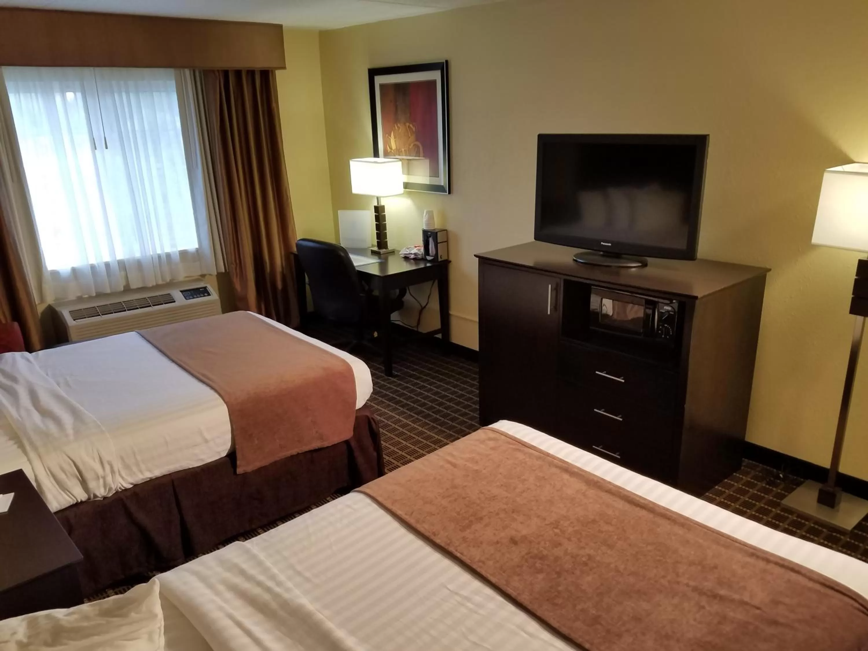 Bedroom in Quality Inn & Suites Morgantown - University Area