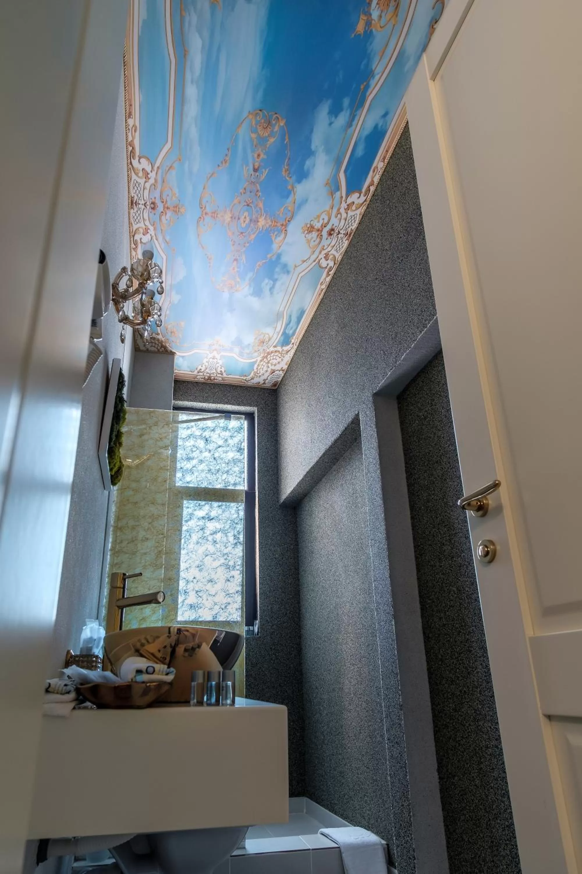 Bathroom in JMR Royal -Luxury Rooms & Private Sauna