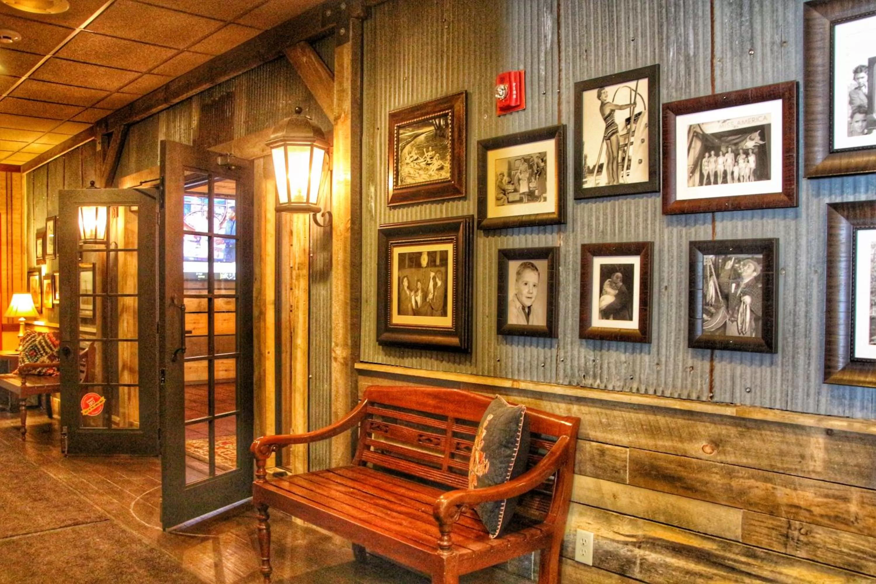 Restaurant/places to eat in Holiday Inn Alexandria by IHG