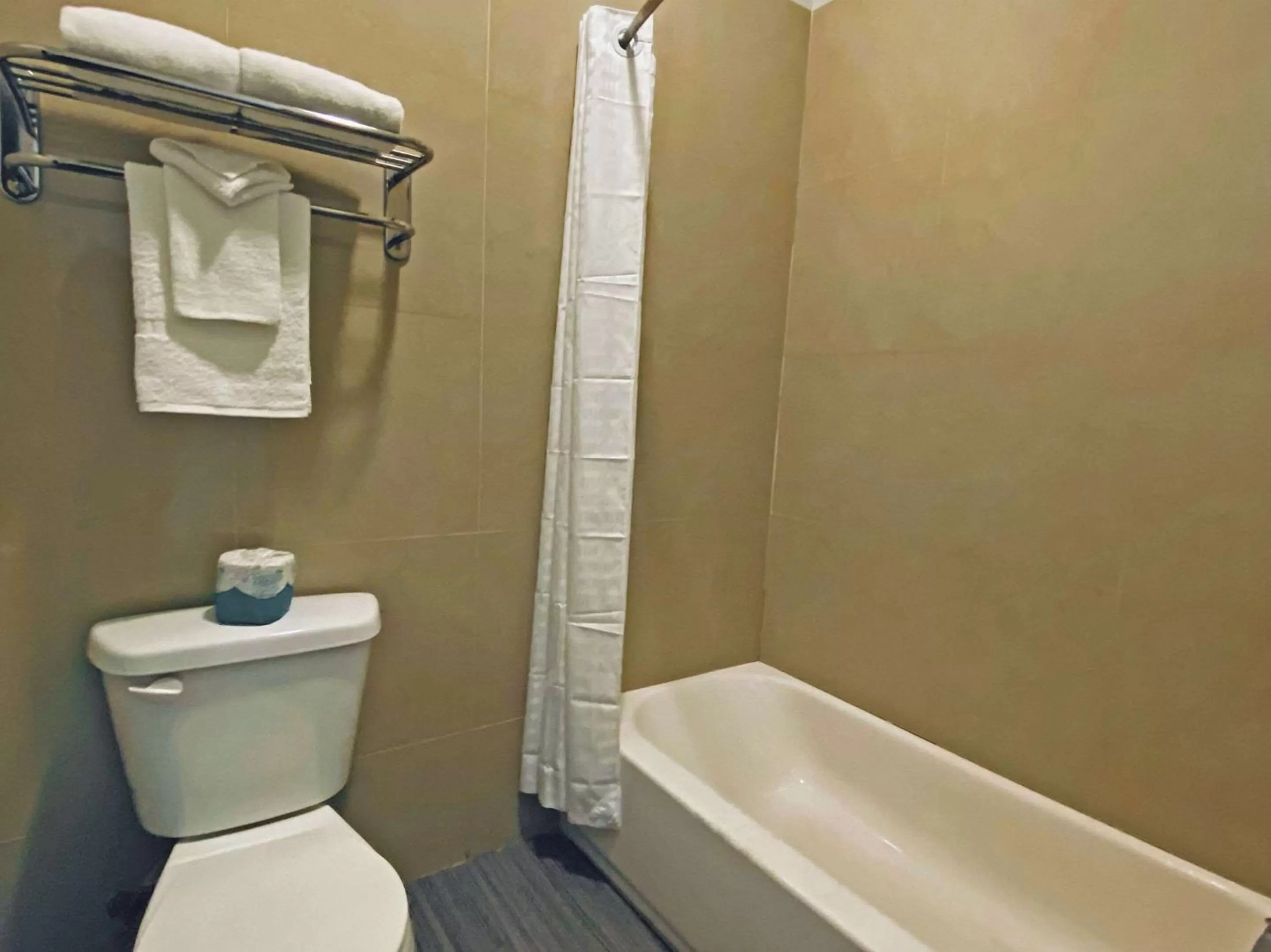 Bathroom in Rodeway Inn Old Town Scottsdale