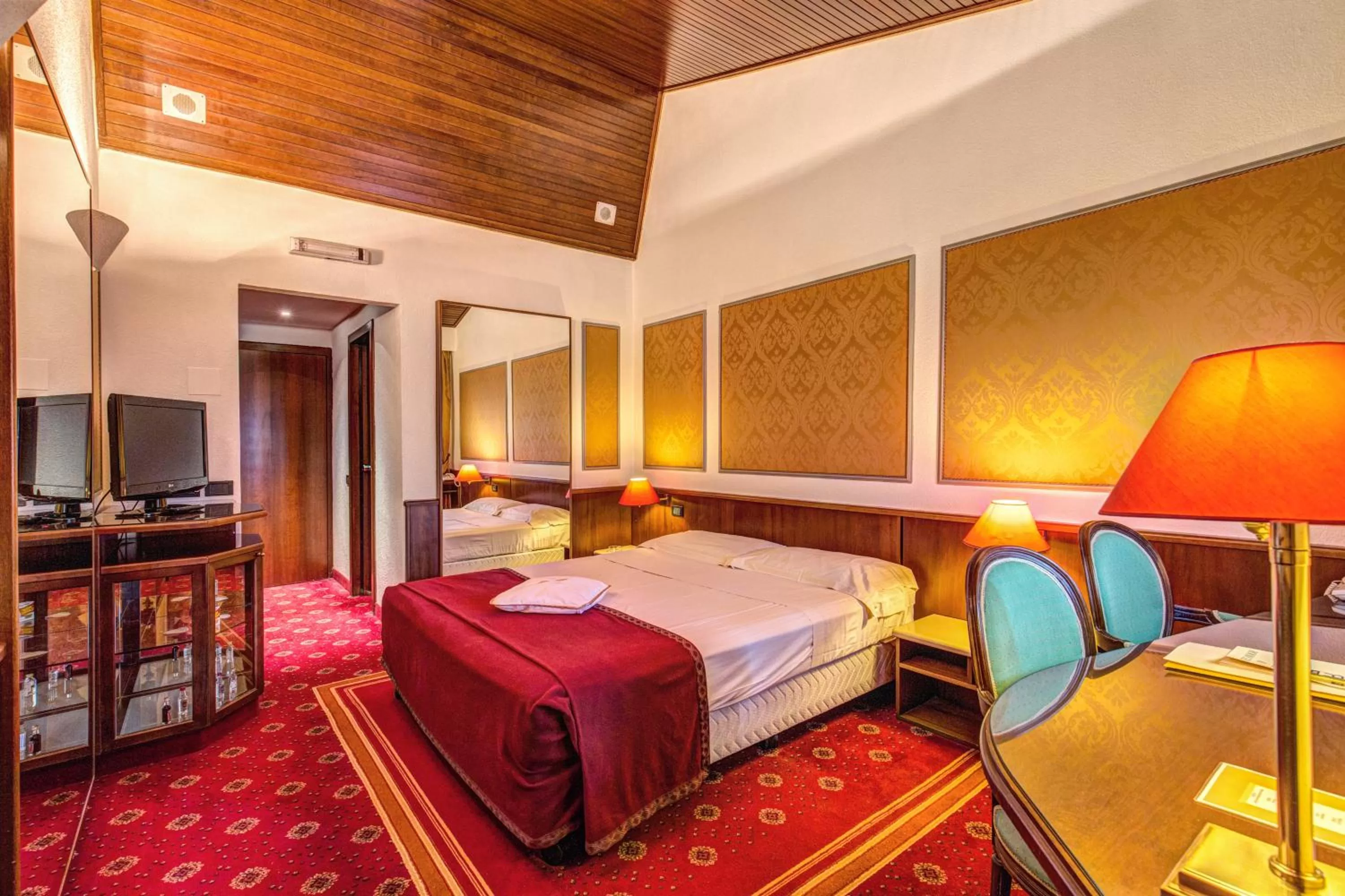 Bedroom, Bed in Hotel Motel Regal