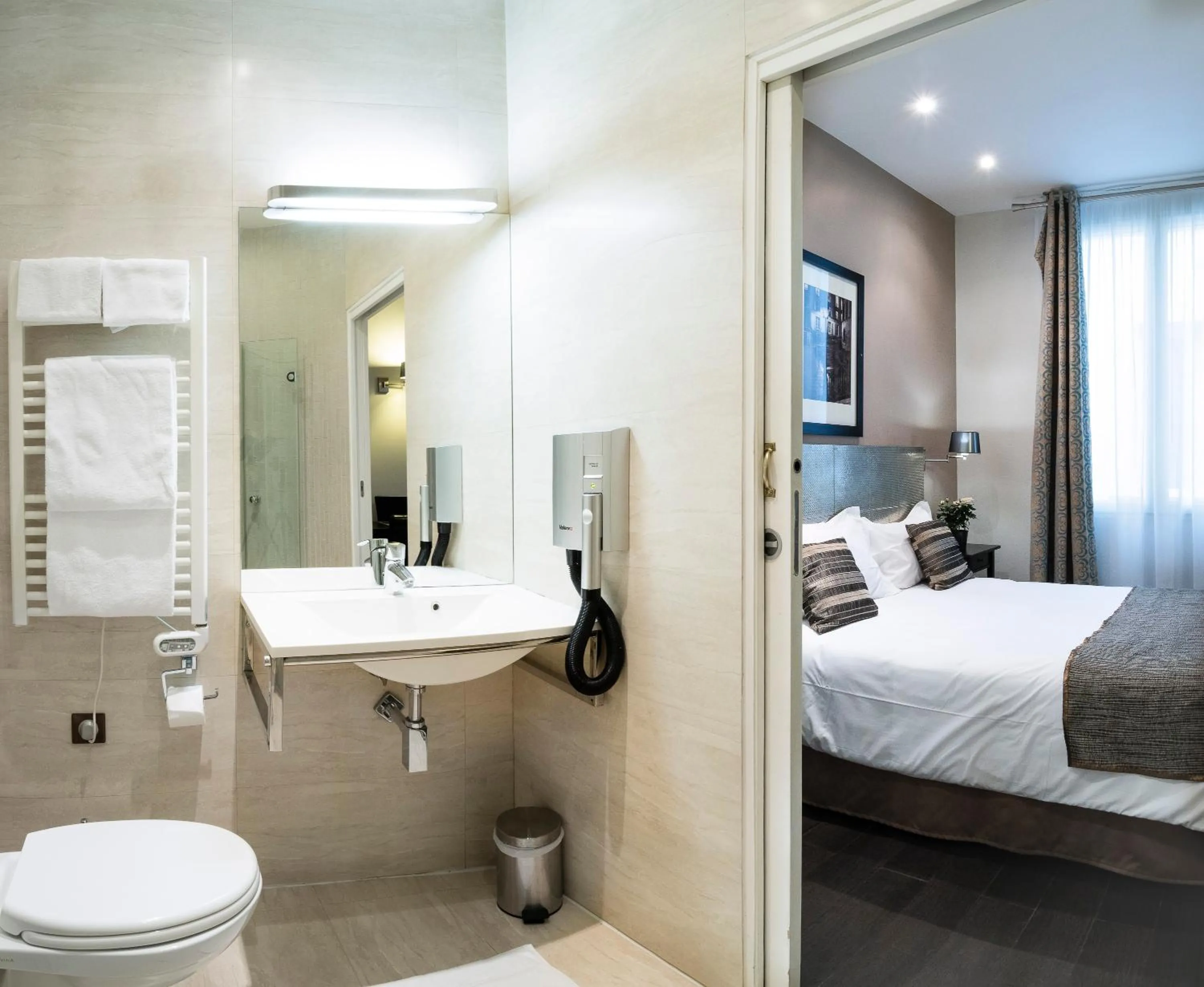 Photo of the whole room, Bed in Hotel Chabrol Opera