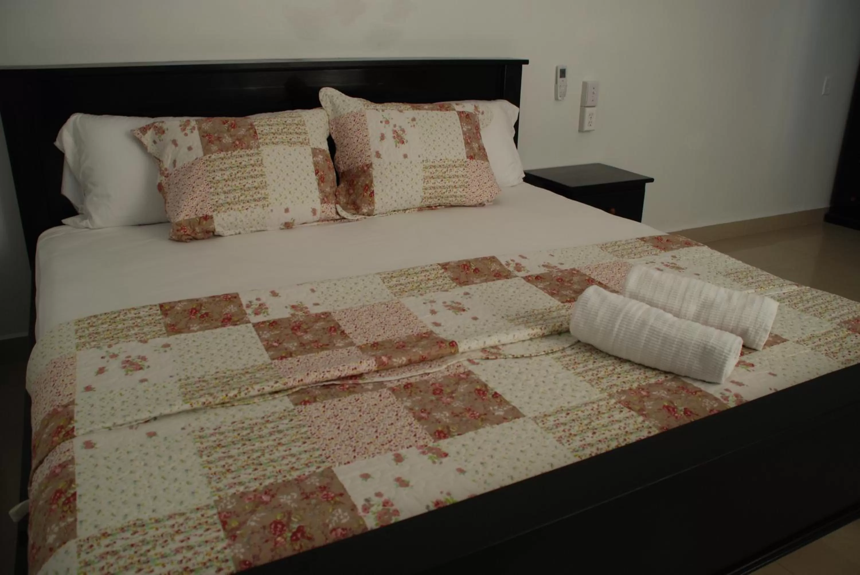 Bed in Hotel Coastalbay 2 & Golf Cart Rental