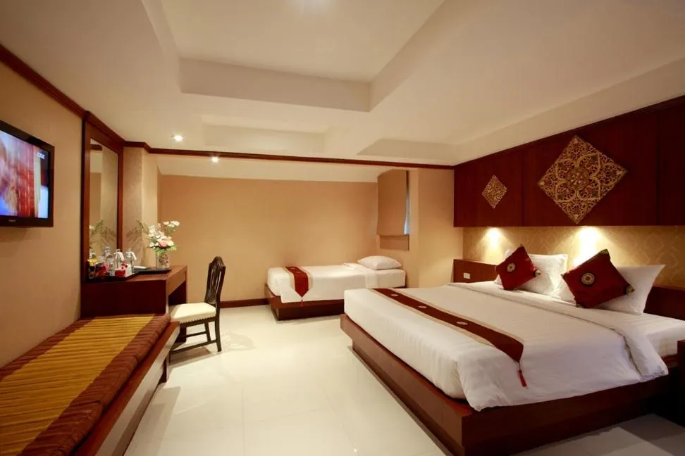 Photo of the whole room, Bed in Rayaburi Hotel, Patong