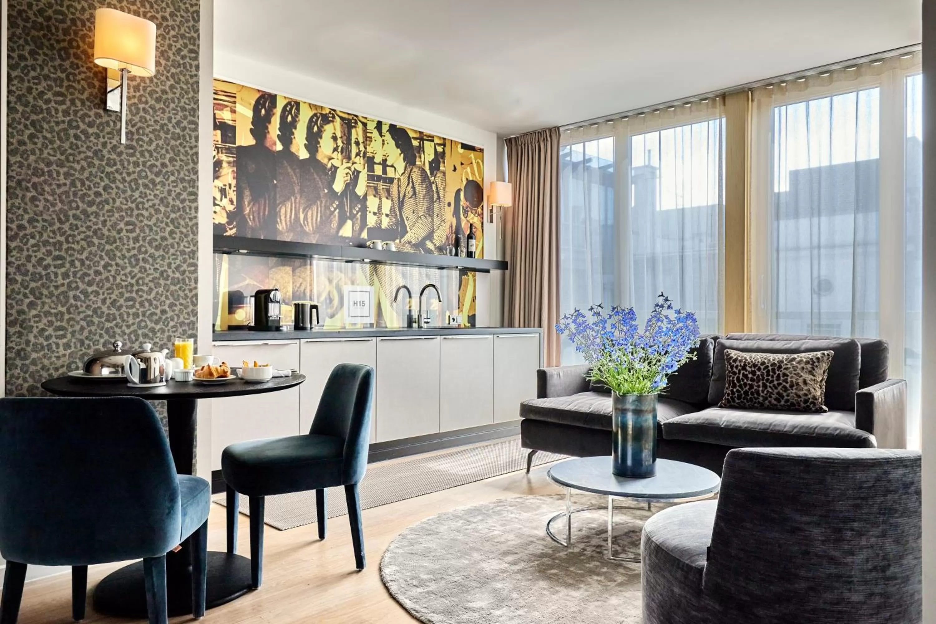 Kitchen or kitchenette in H15 Boutique Hotel, Warsaw, a Member of Design Hotels