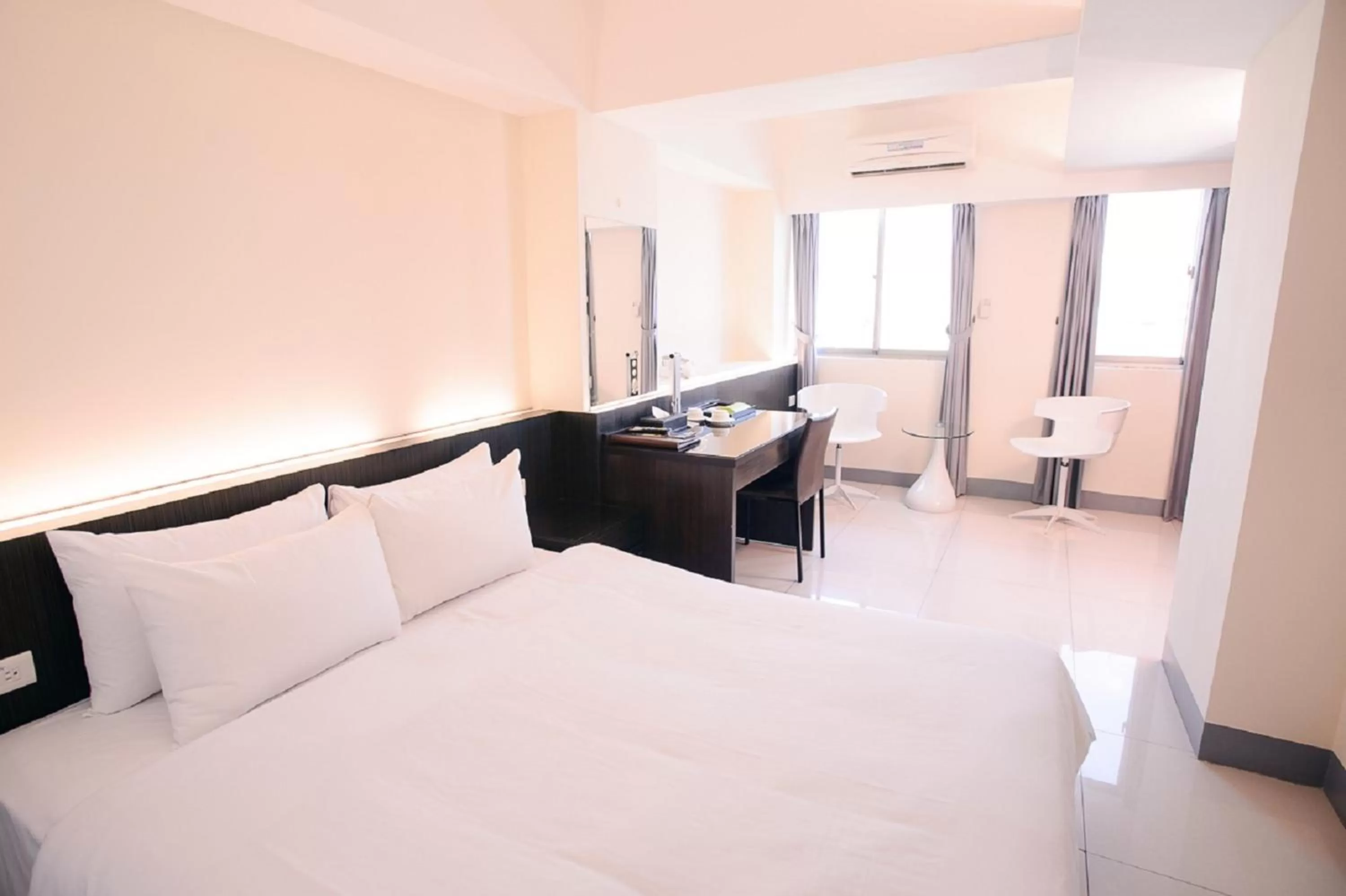 Photo of the whole room, Bed in Kiwi Express Hotel - Kaohsiung Station