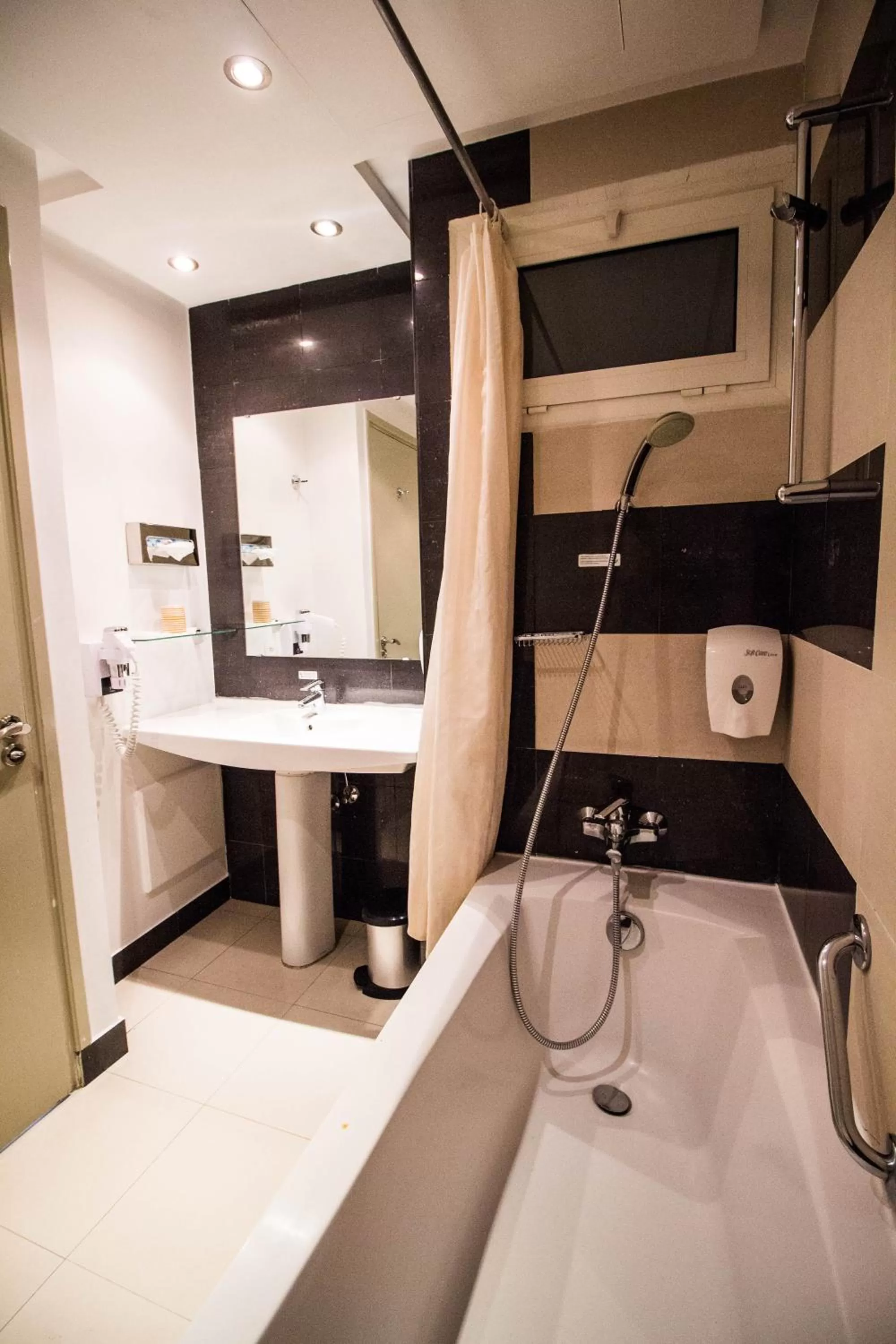 Shower in Le Pietri Urban Hotel