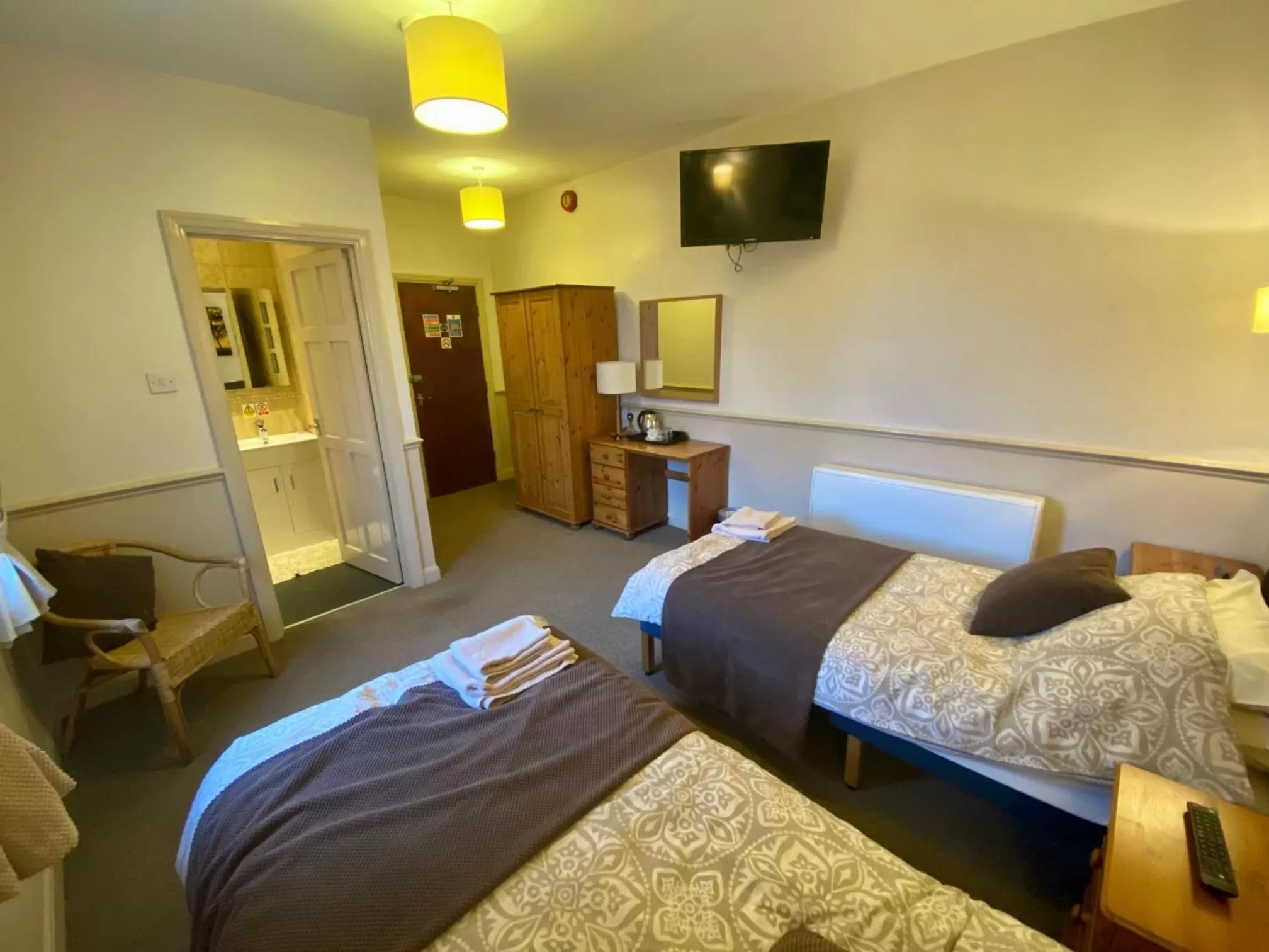 Bedroom, Bed in Queens Ground