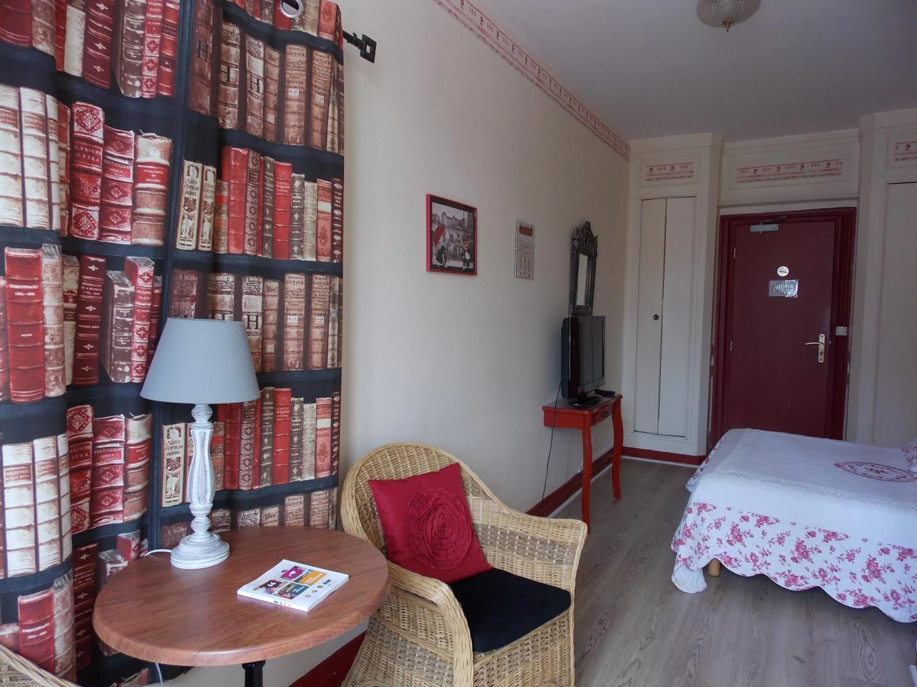 Bedroom, Bed in The Originals Boutique, Hôtel d'Angleterre, Fécamp