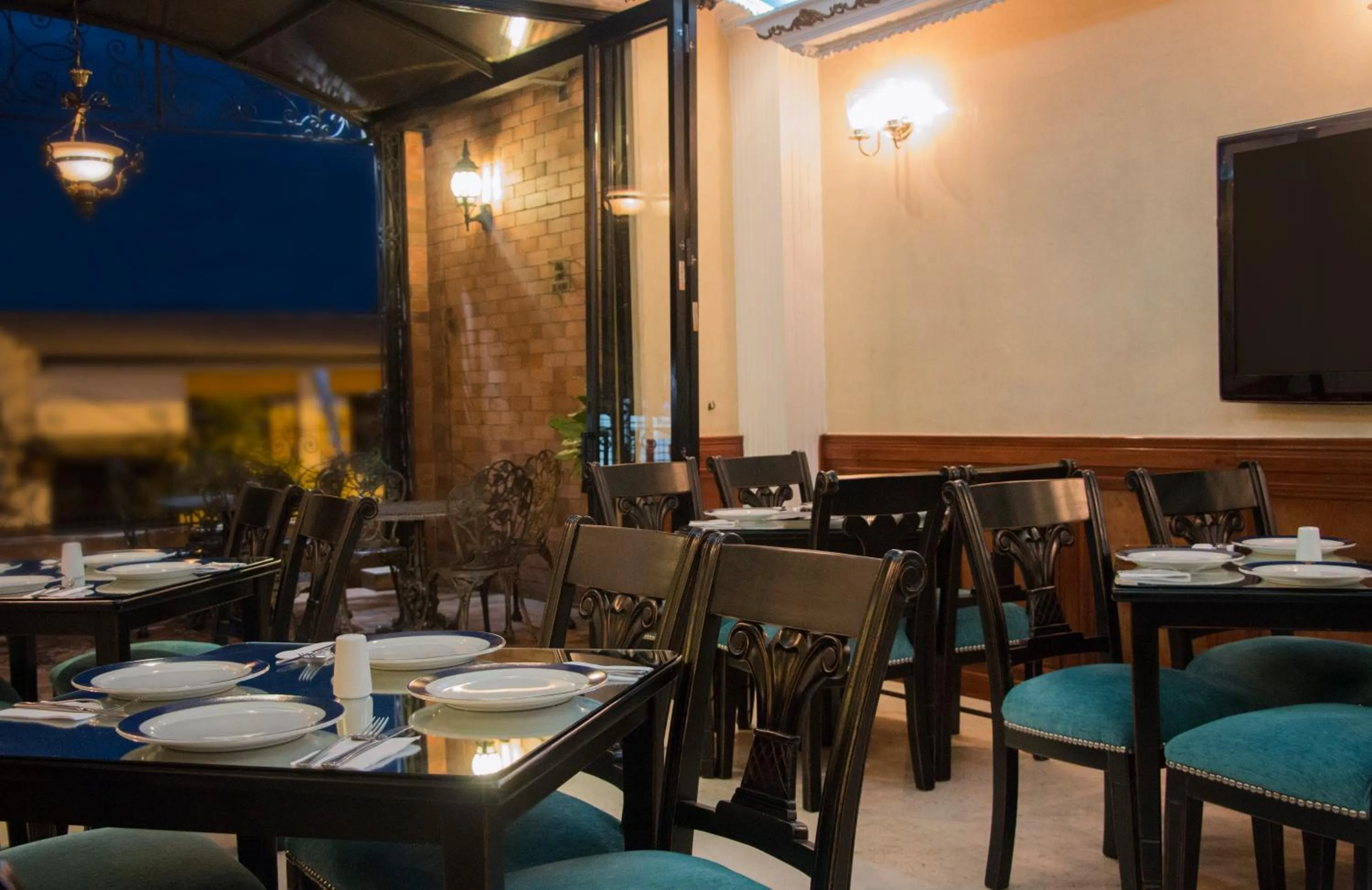 Restaurant/places to eat in Hotel Castilla Real