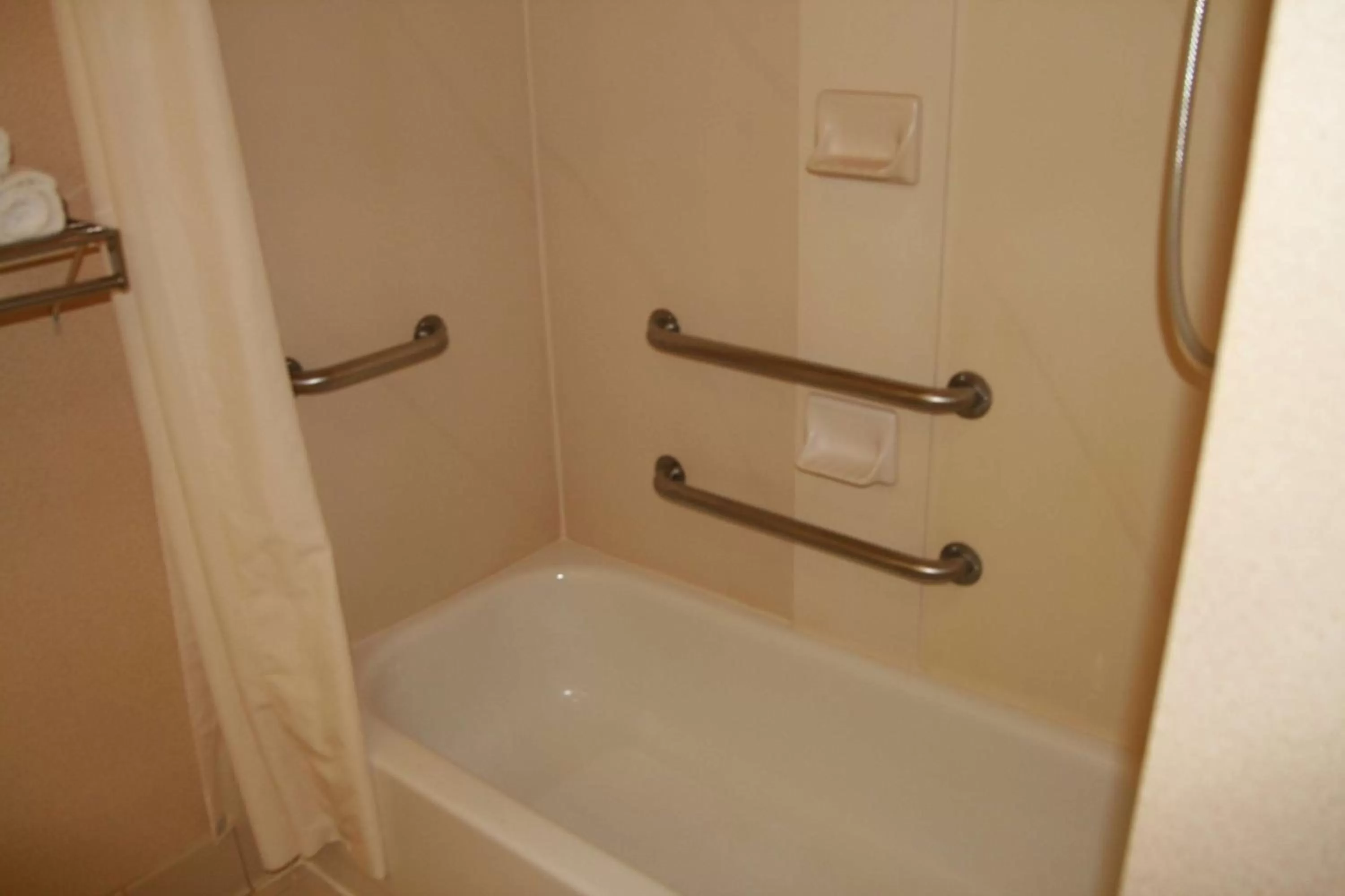 Bathroom in Hampton Inn Dayton/Fairborn