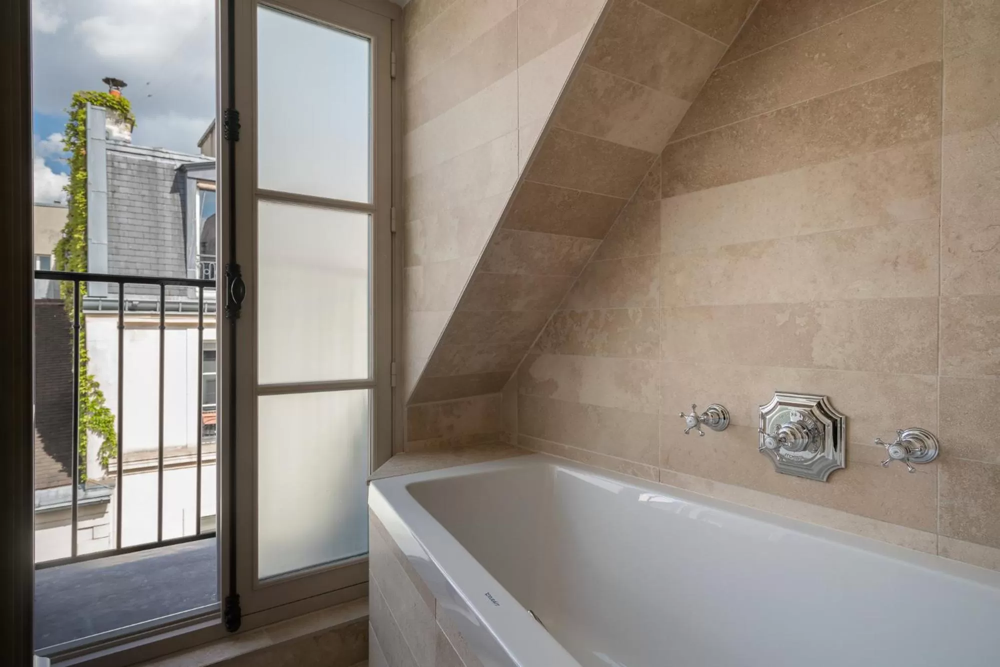 Bathroom in Hotel Saint-Louis en L'Isle - Notre-Dame