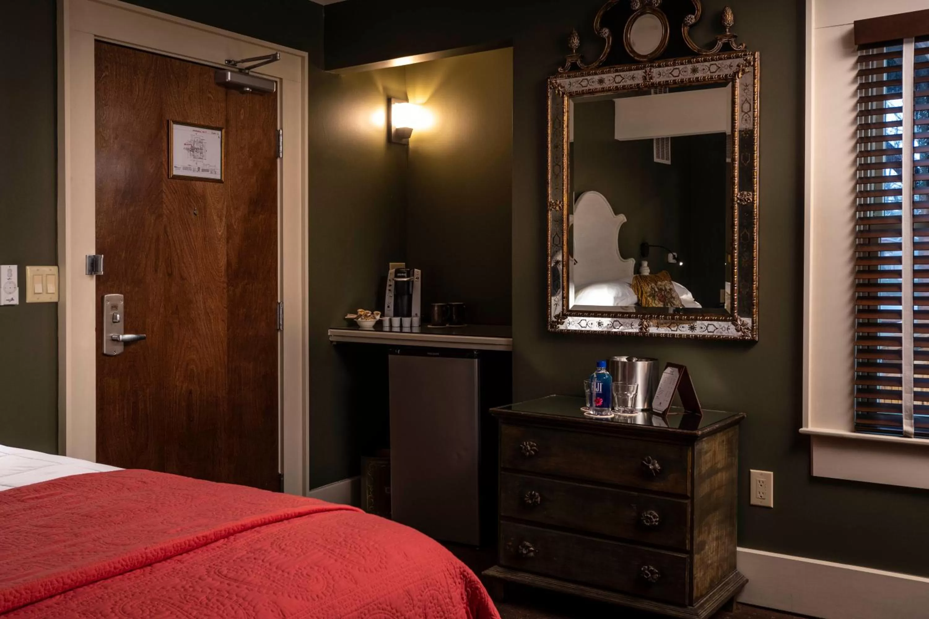 Coffee/tea facilities, Bed in Hotel Broad Ripple