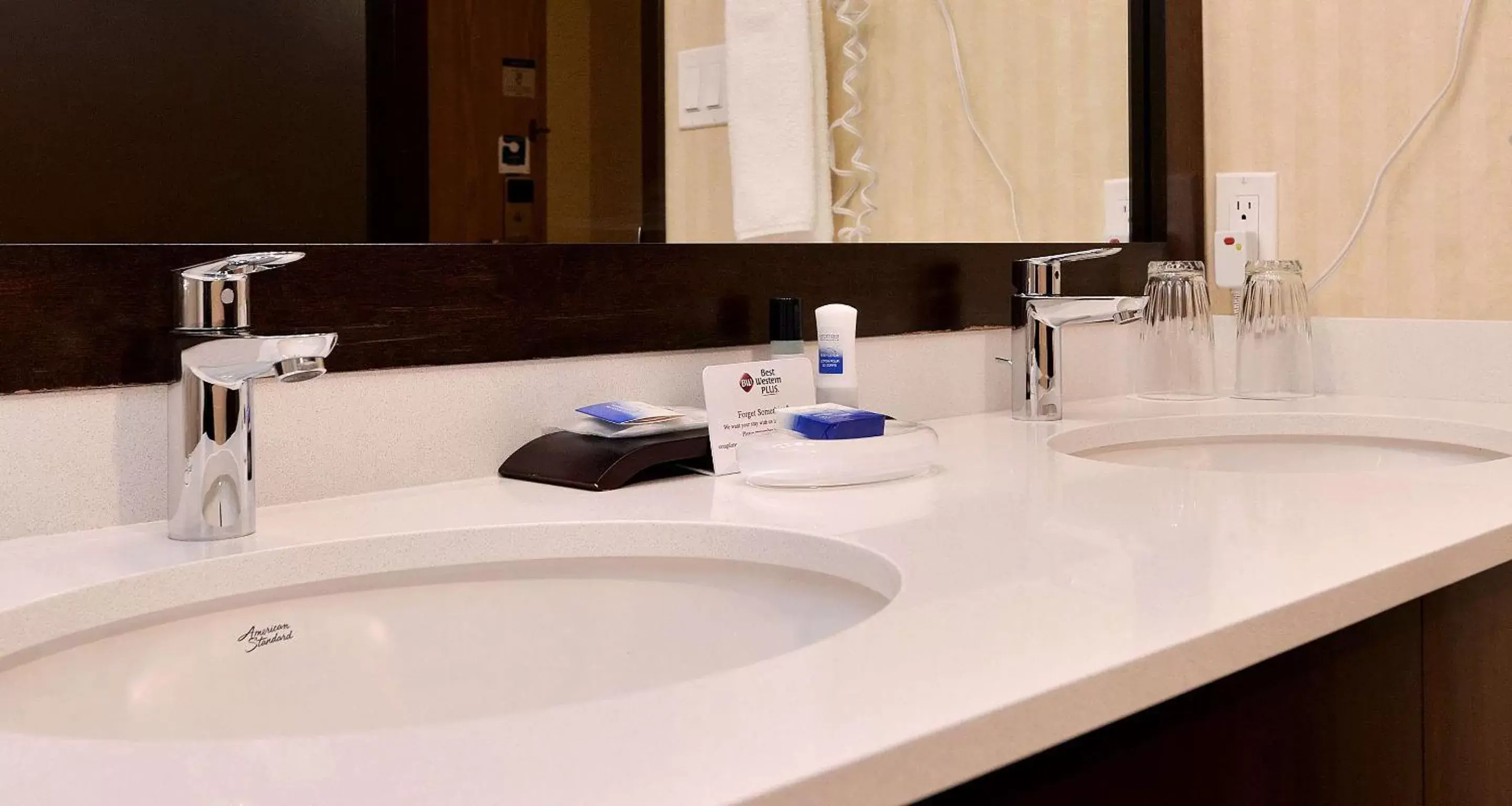 One-Bedroom Queen Suite with Two Queen Beds - Non-Smoking in Best Western Plus Emerald Isle Hotel One-Bedroom Queen Suite with Two Queen Beds - Non-Smoking in Best Western Plus Emerald Isle Hotel