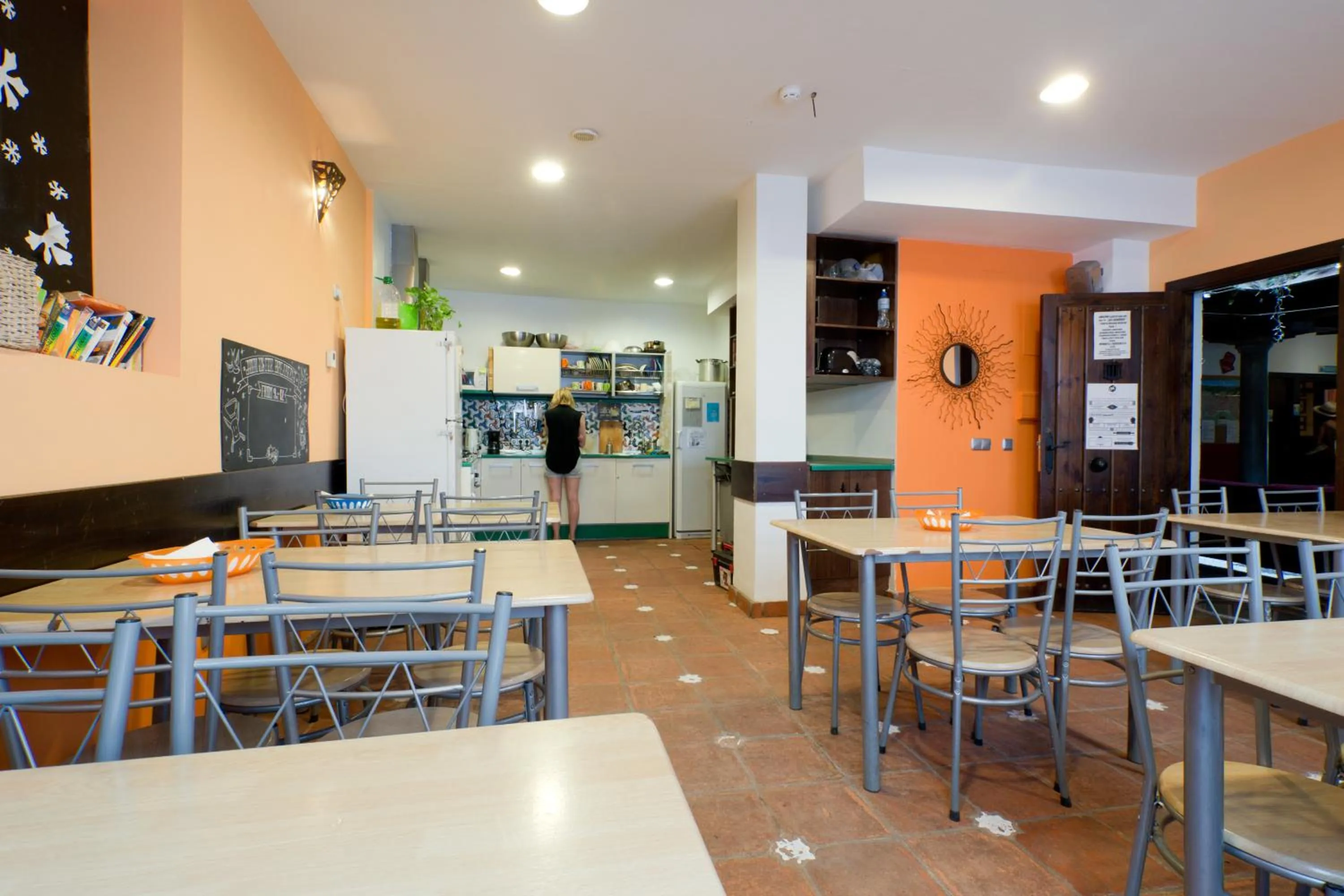 Kitchen or kitchenette in Oasis Backpackers' Hostel Granada