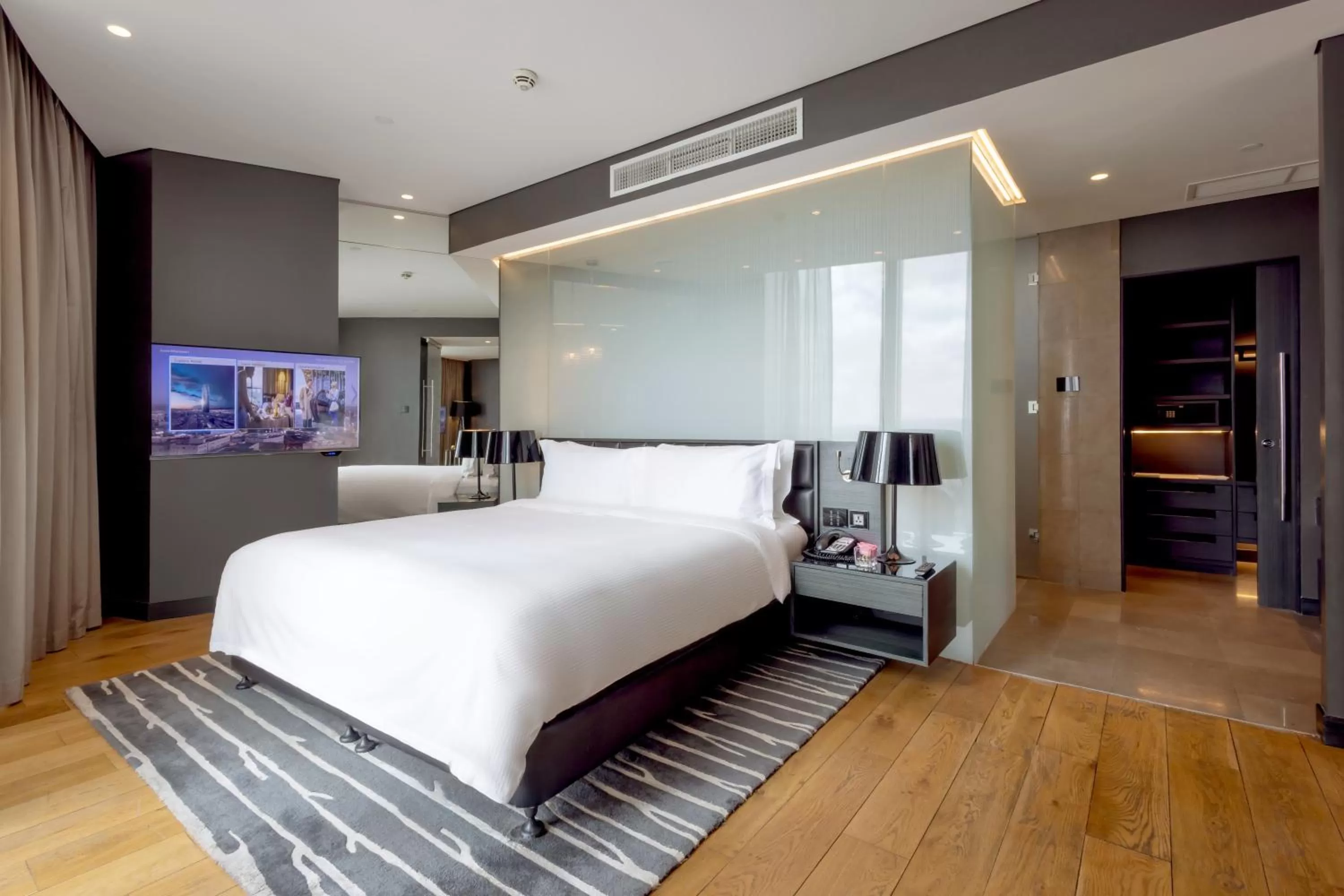 Photo of the whole room, Bed in Amman Rotana