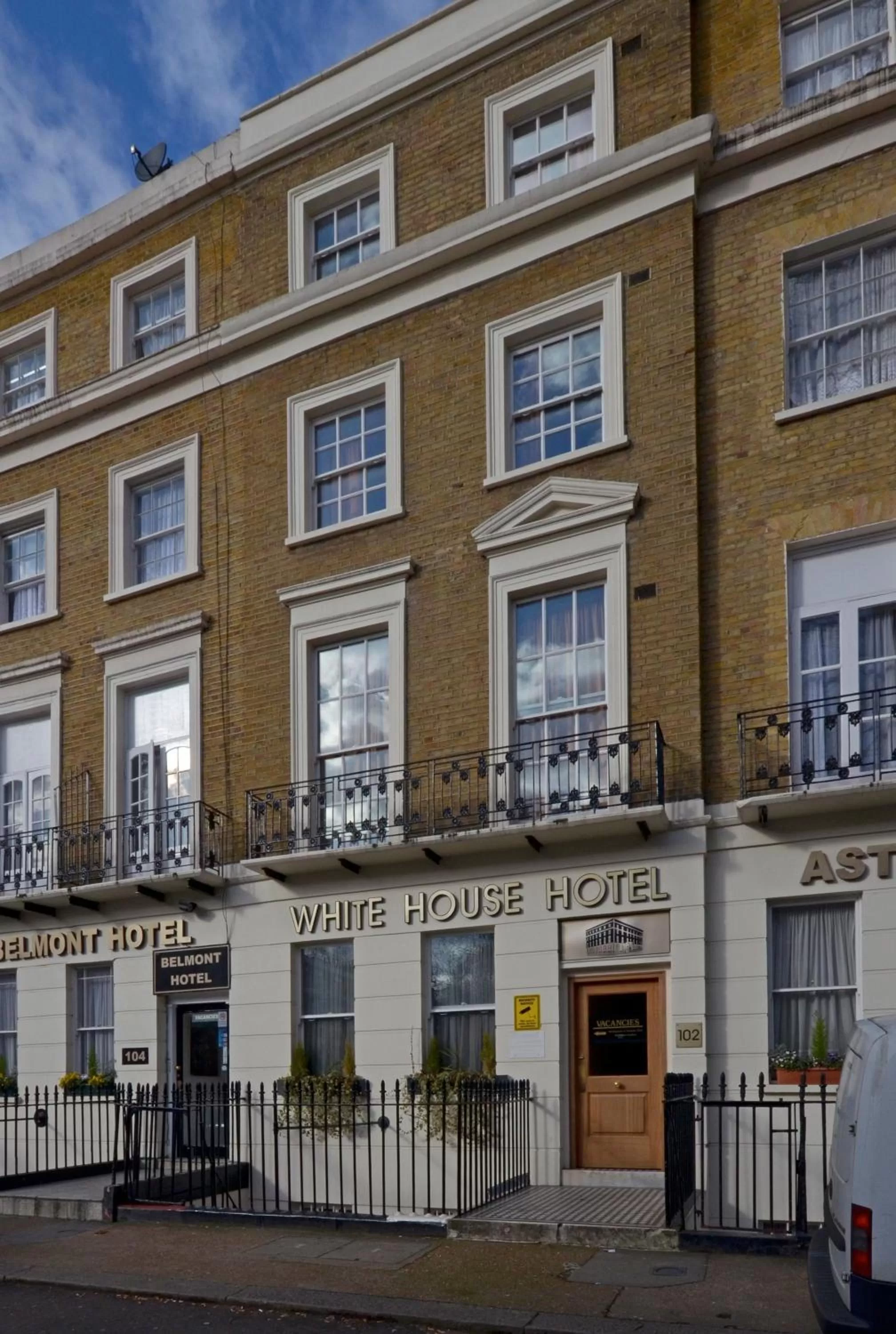 Facade/entrance in White House Hotel