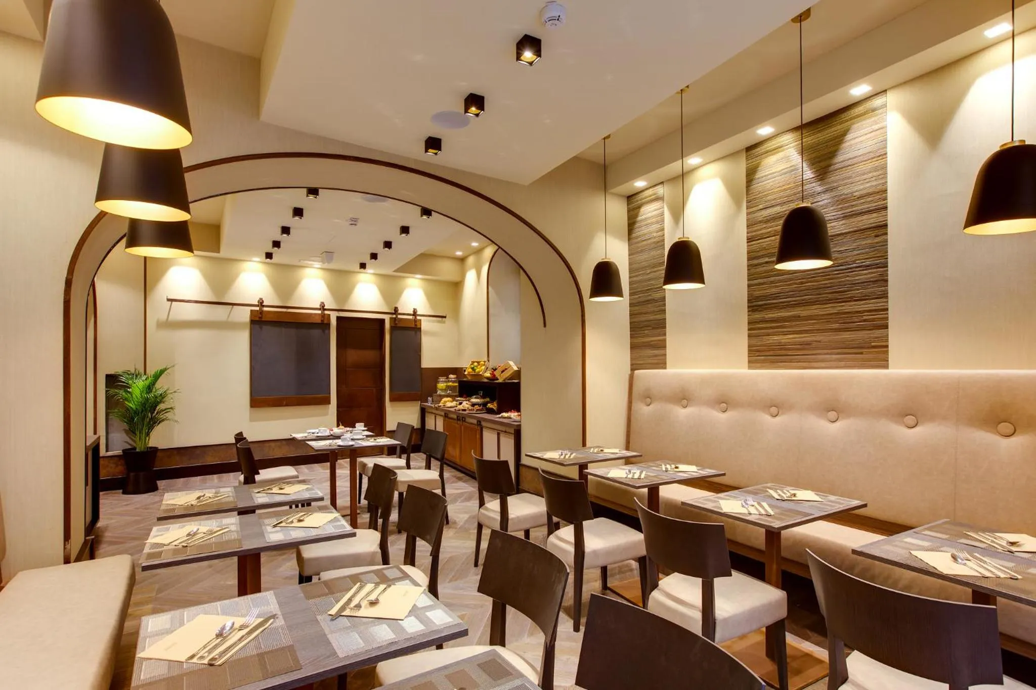 Restaurant/places to eat in Solo Experience Hotel