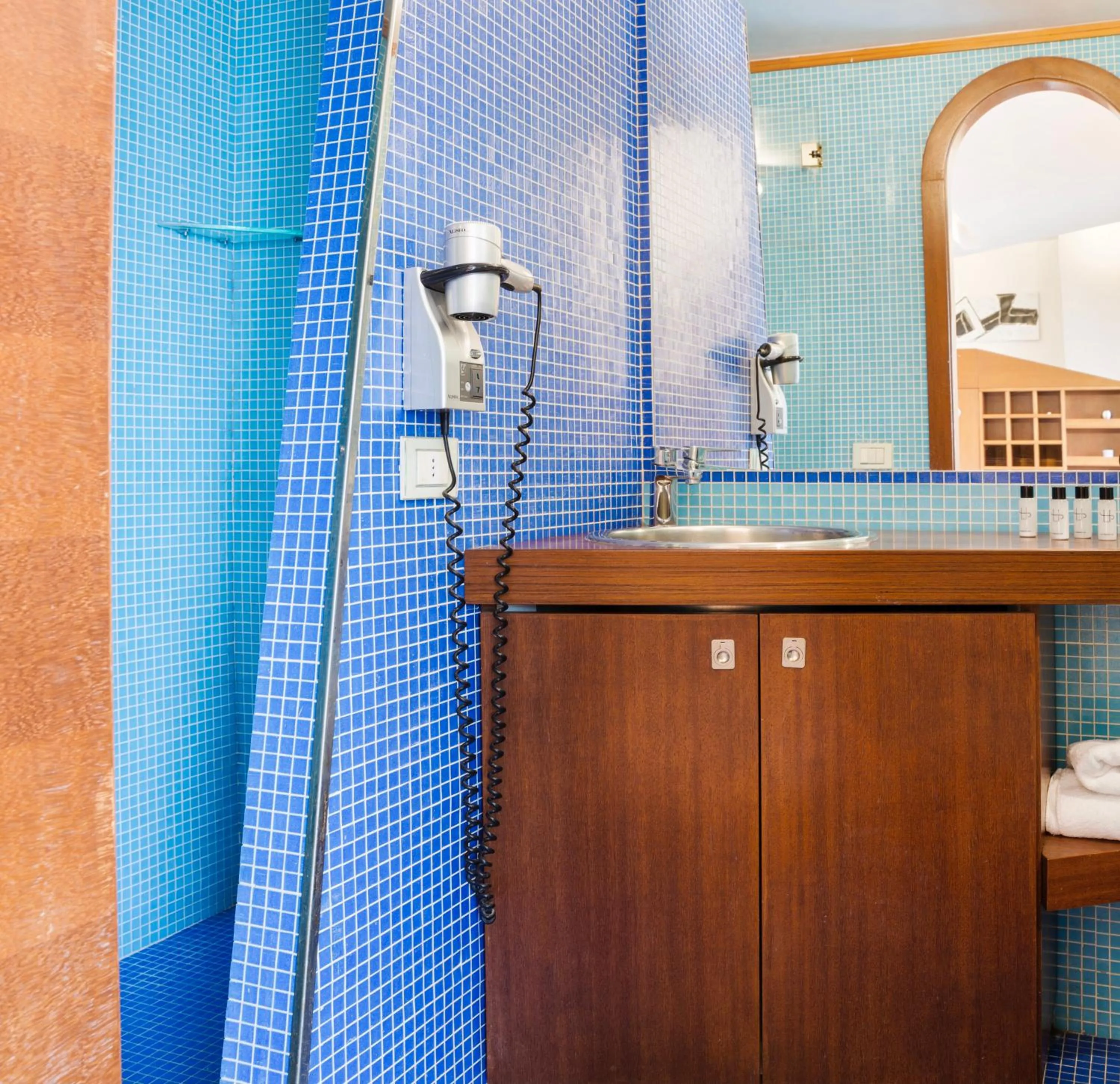 Shower in LHP Suite Posillipo