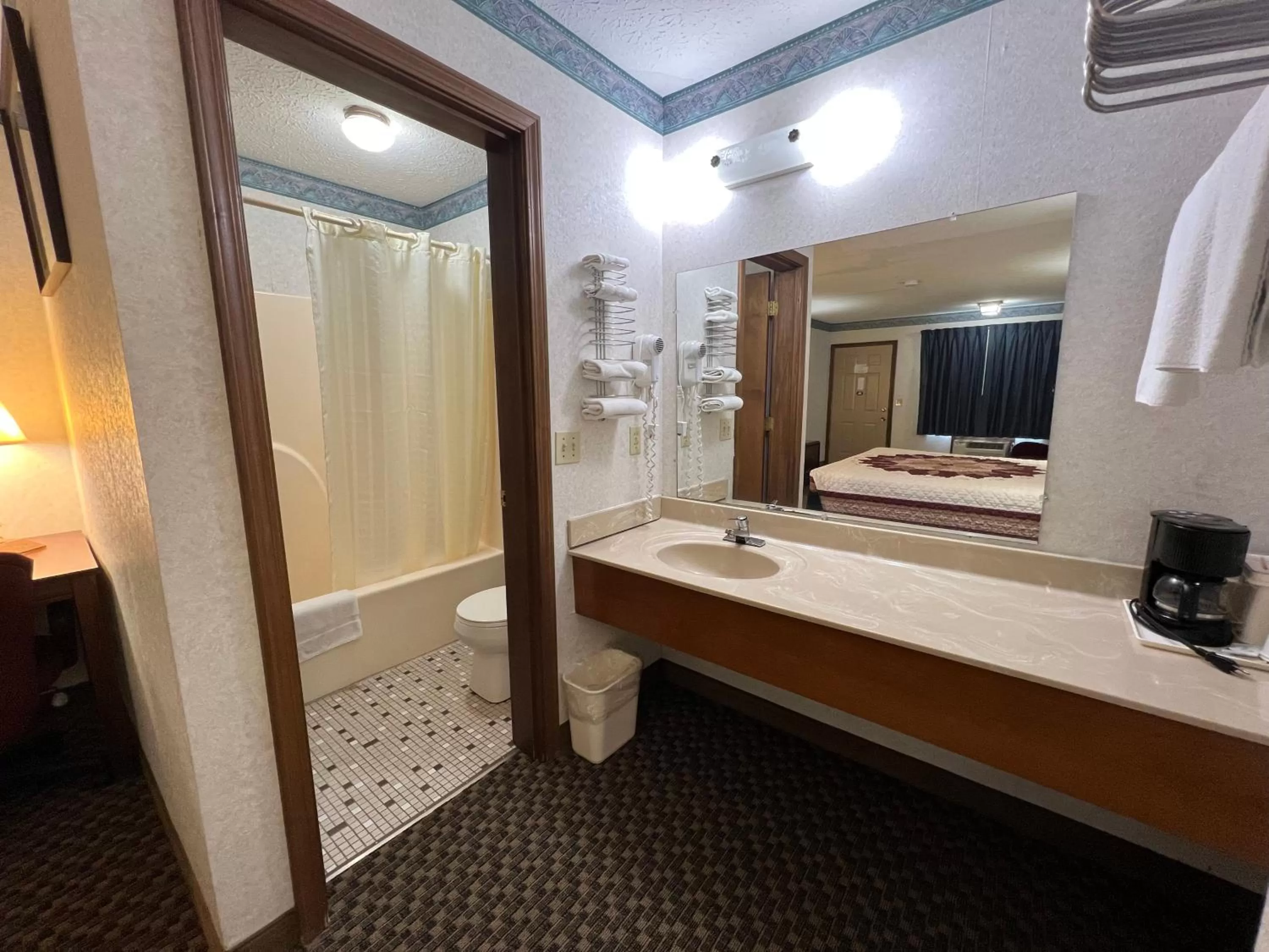 Bathroom, Bed in Americas Inn Bardstown