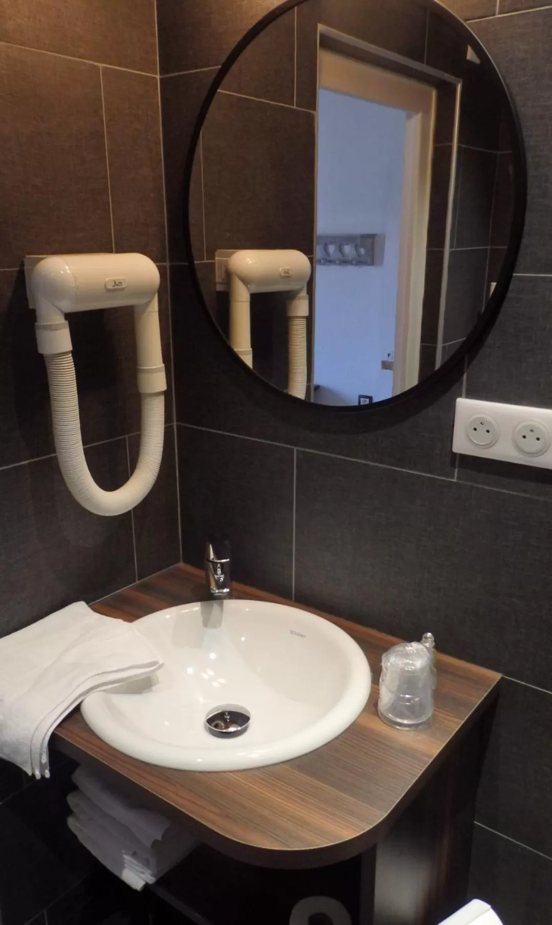 Shower in Hôtel Viallet