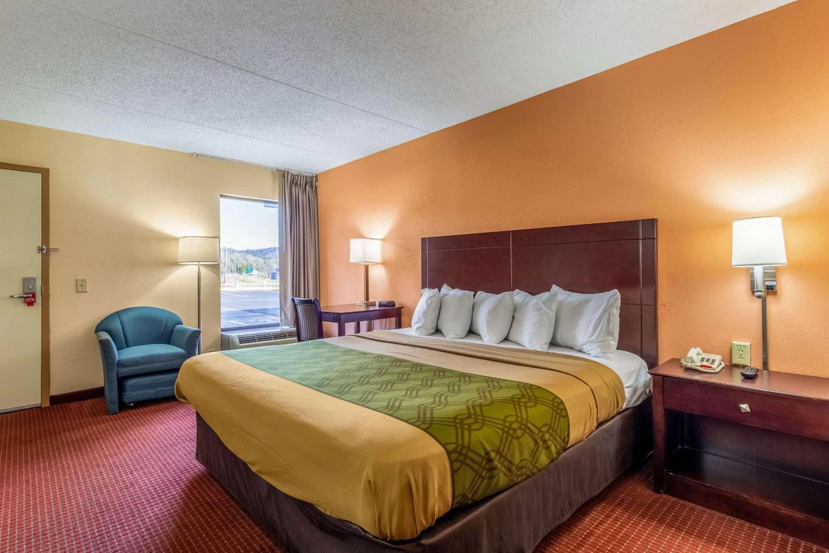 Photo of the whole room, Bed in Econo Lodge Rocky Top