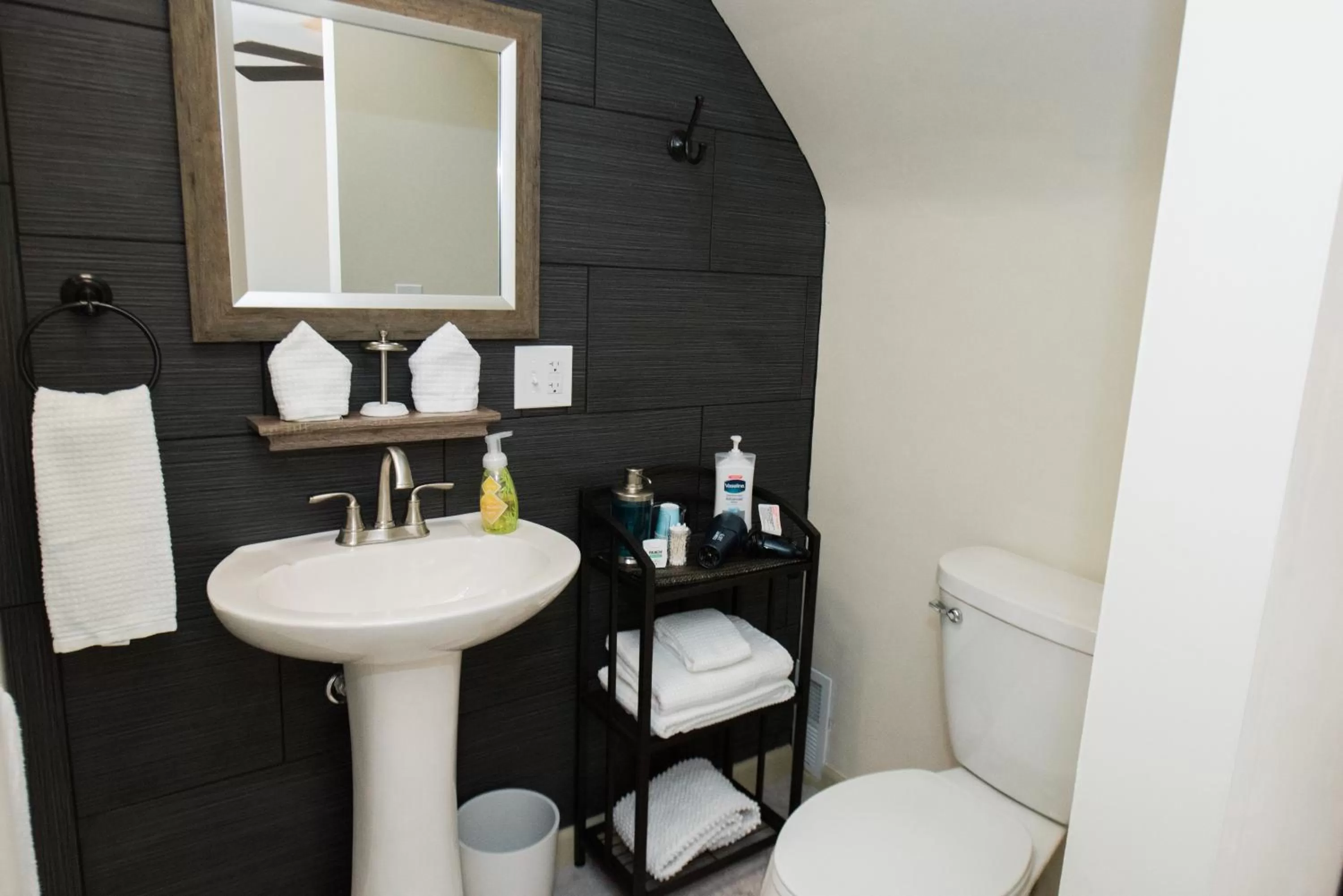 Bathroom in The Little Italy of Niagara Falls Bed & Breakfast