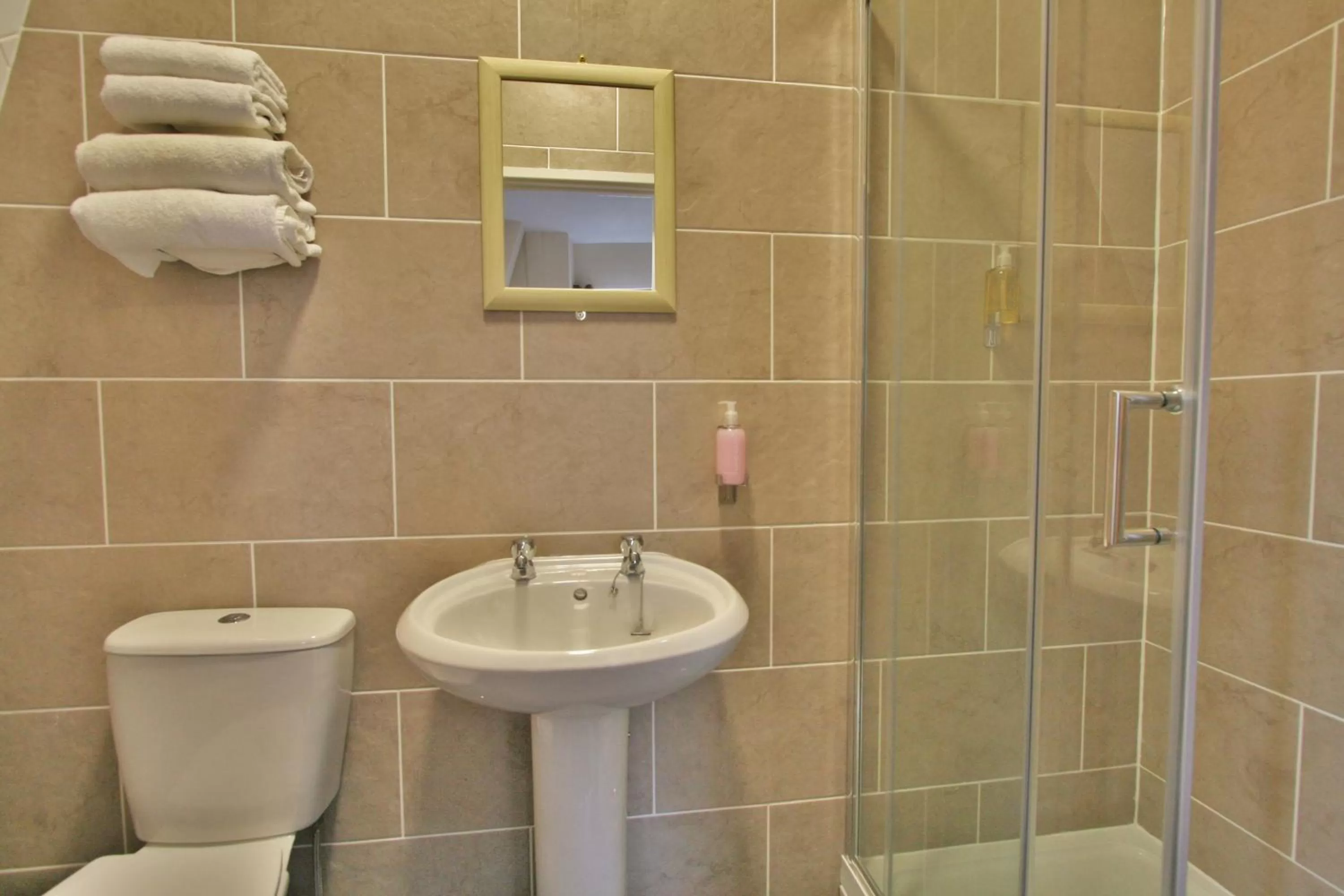 Bathroom in Central Hotel Gloucester by RoomsBooked