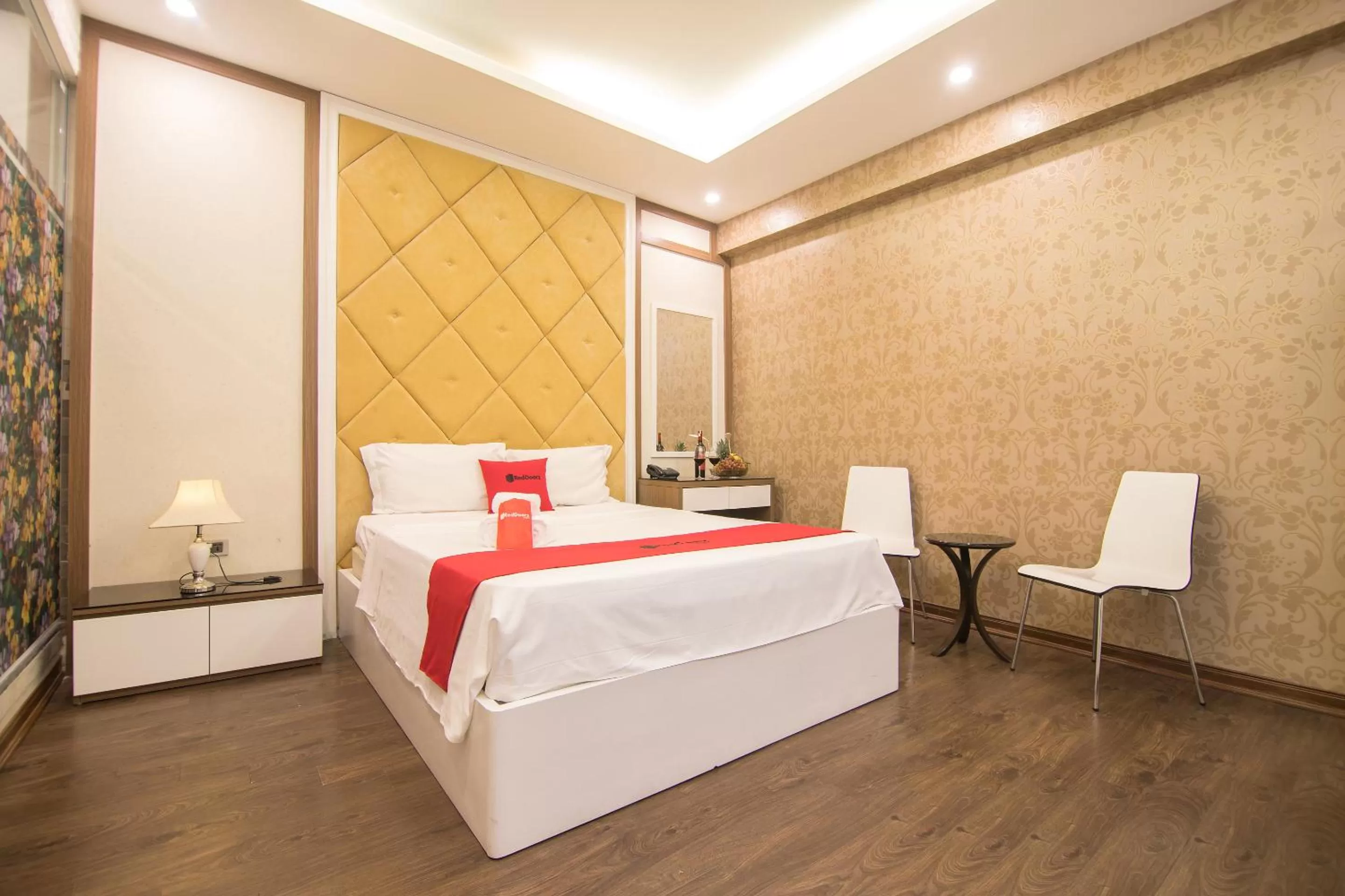 Photo of the whole room, Bed in The Royal Hotel Near West Lake