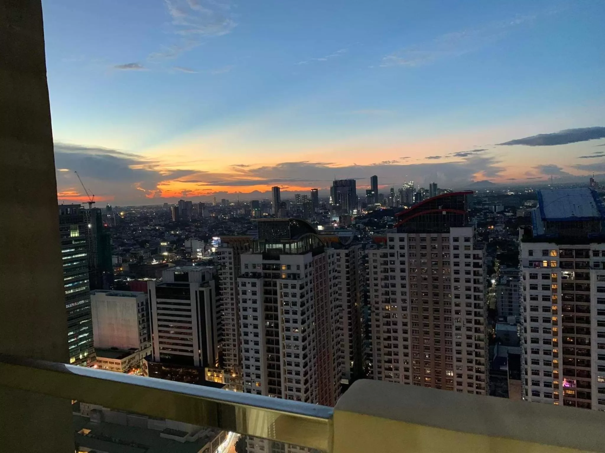 City view in Cubao, Quezon City Condo Staycation (wifi and netflix ready)