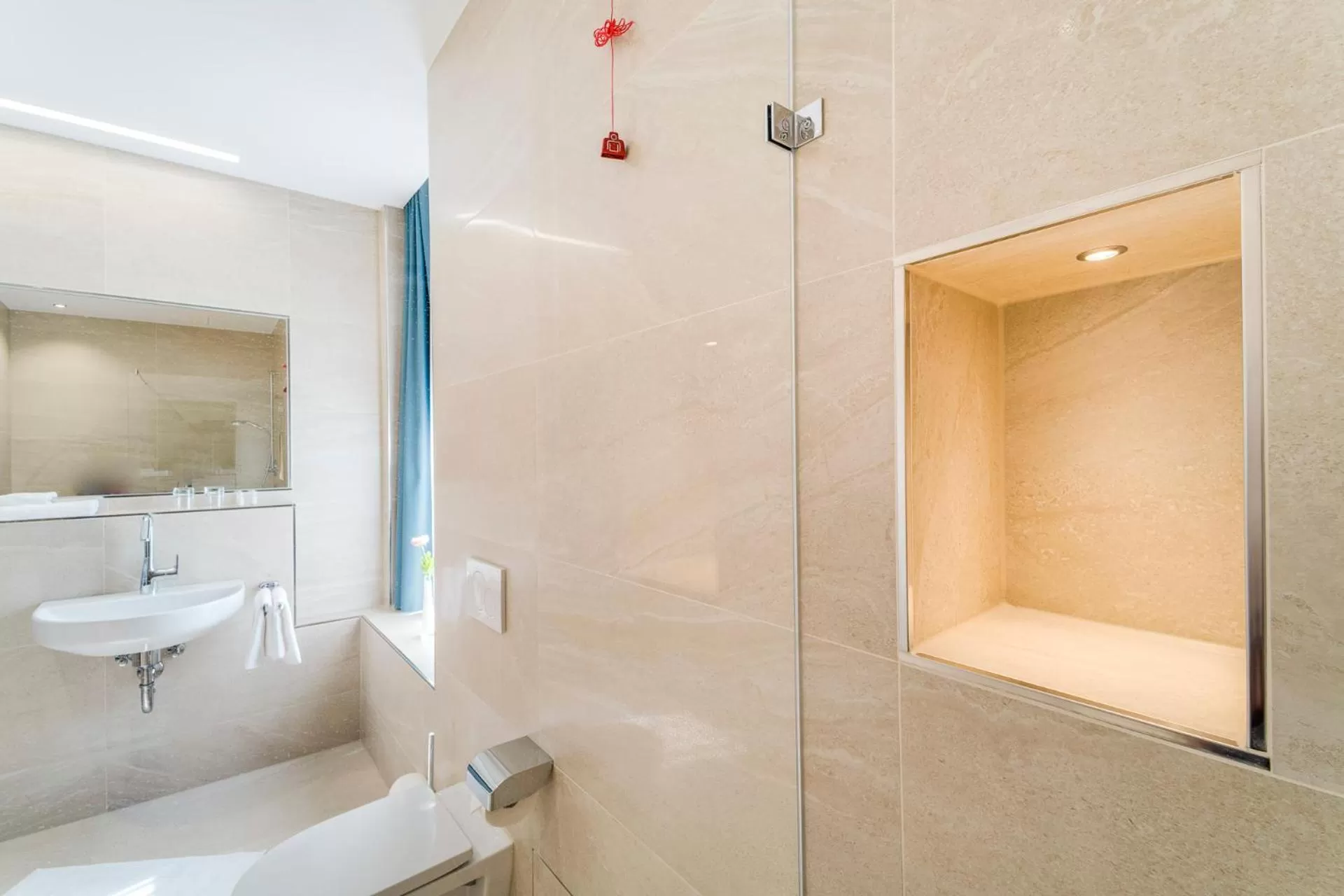 Bathroom in Hotel-Etage Apfelrot