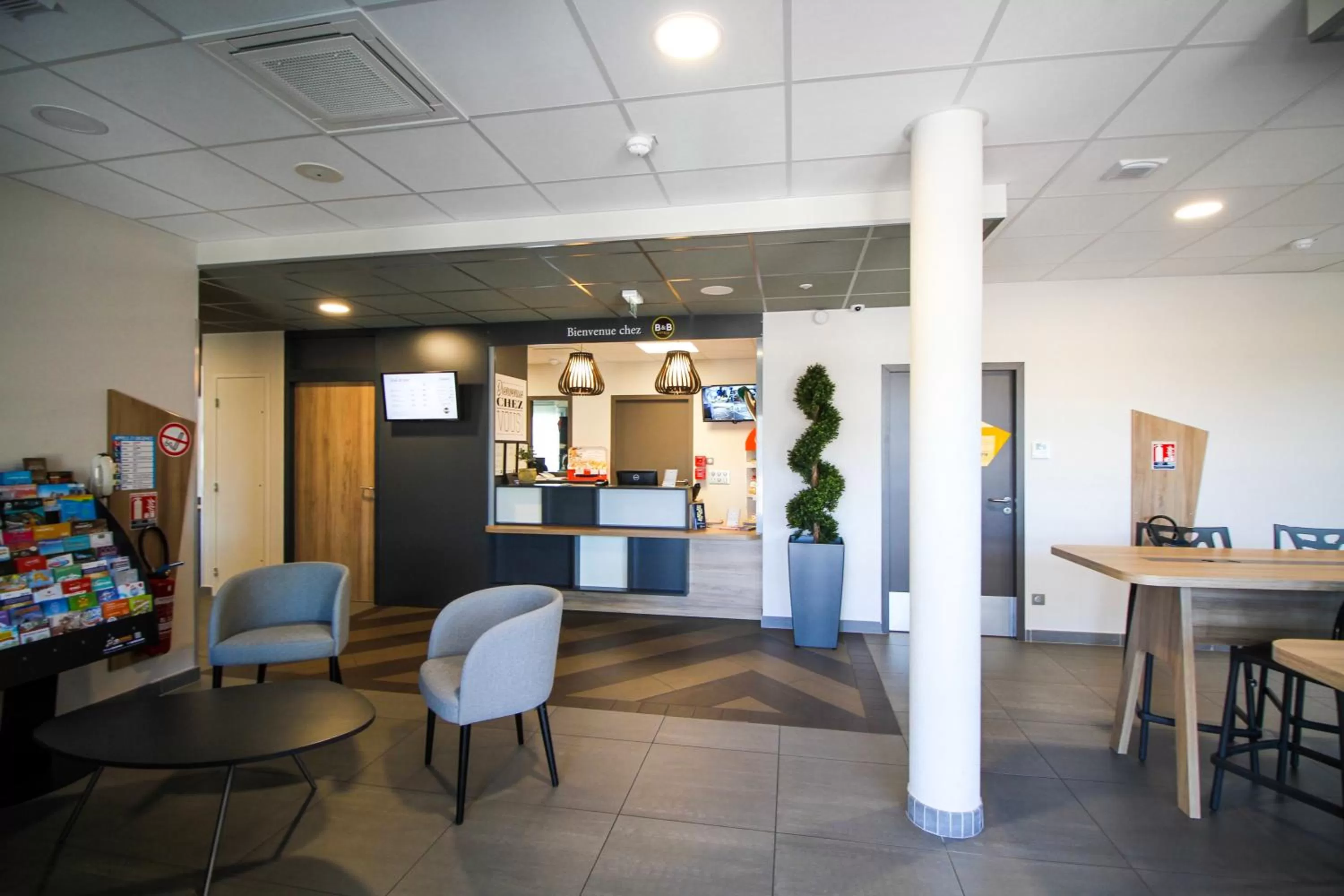 Lobby or reception in B&B HOTEL Montélimar Sud