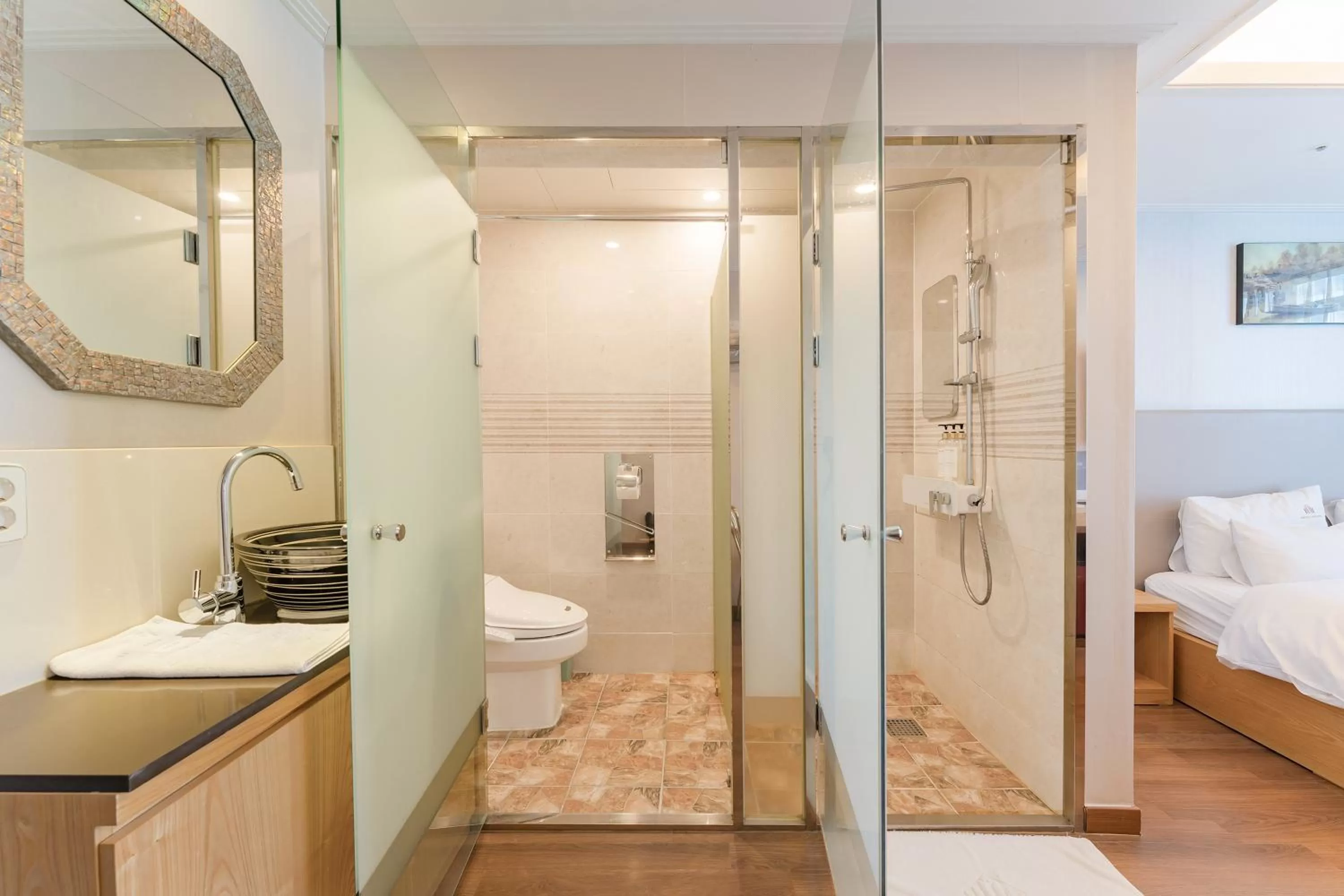 Toilet, Bed in Central Park Hotel Busan