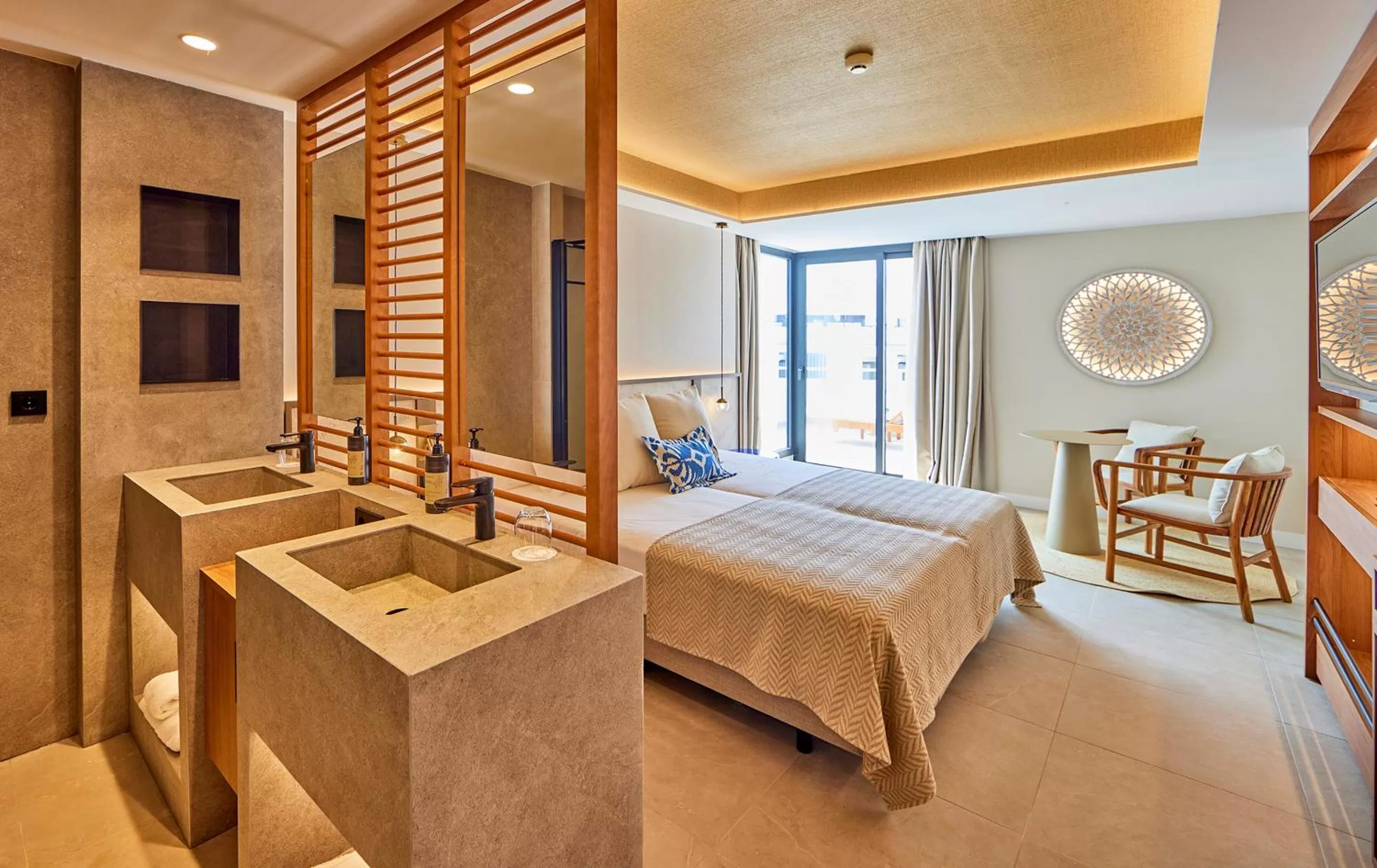 Bathroom, Bed in Universal Grand León & Spa