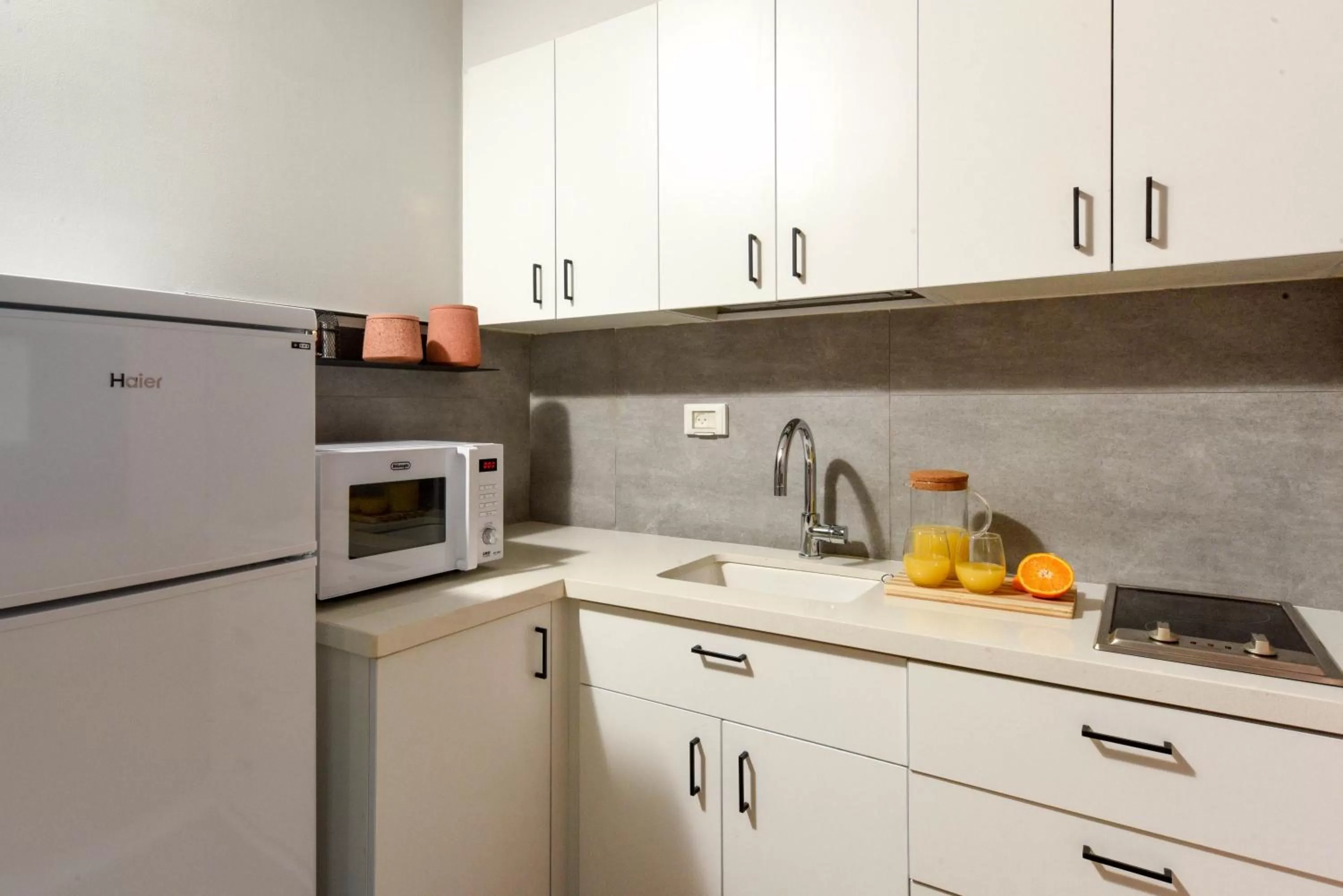 Kitchen or kitchenette in דירות גני תערוכה - TLV university apartments near Expo by Sea N' Rent