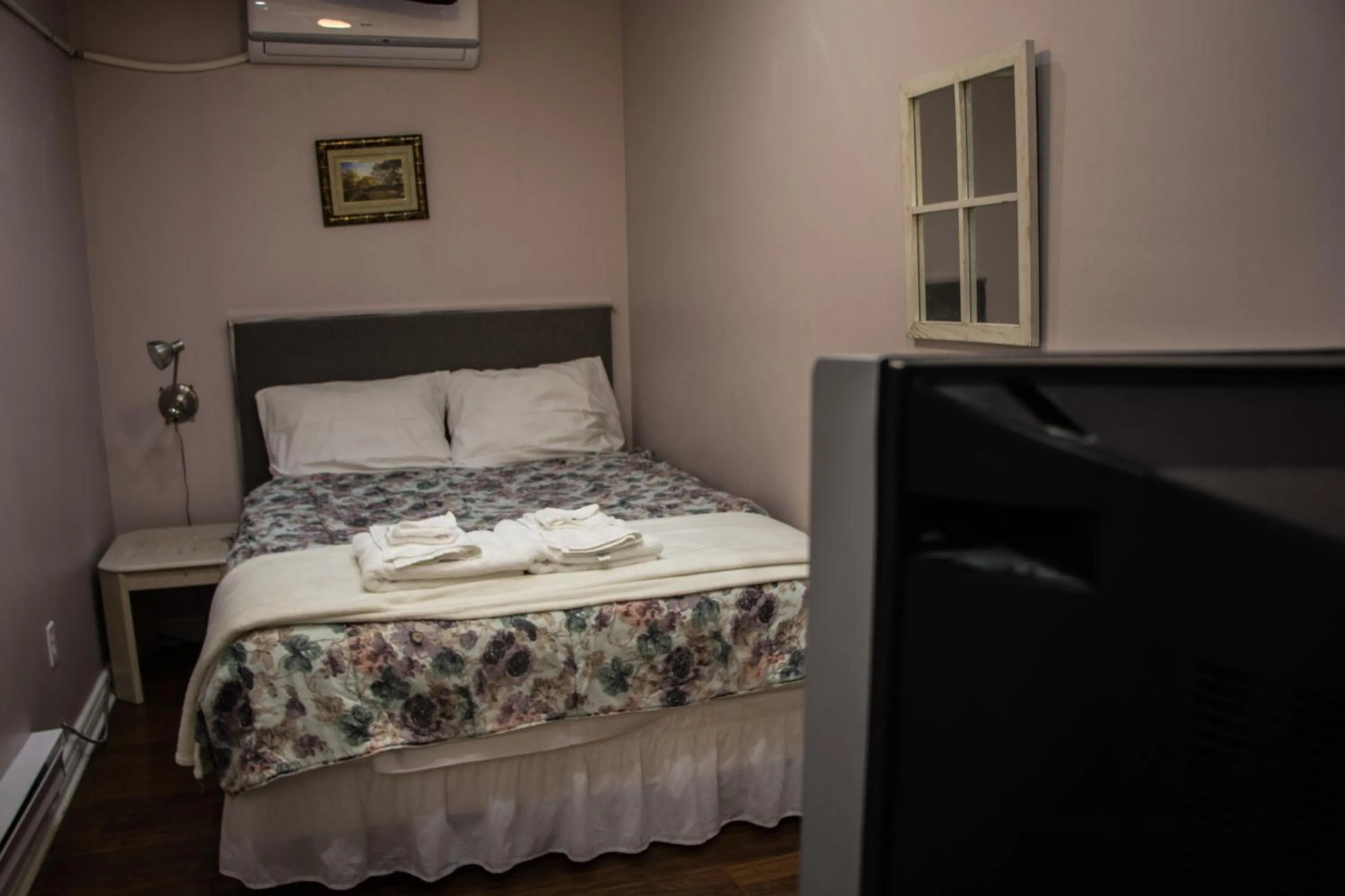 Photo of the whole room, Bed in Saint Lawrence Residences and Suites