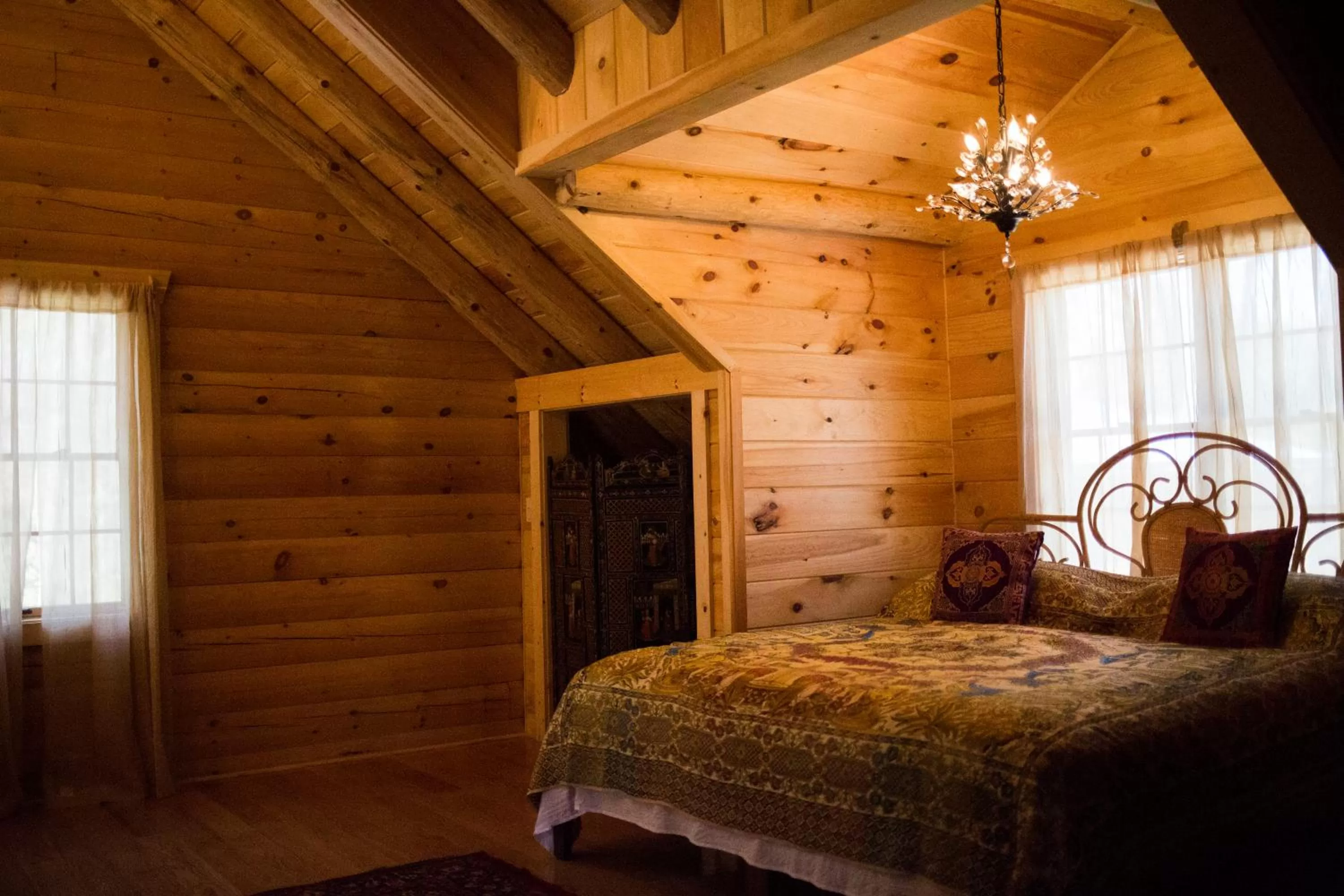 Bed in Log Country Inn Bed and Breakfast of Ithaca