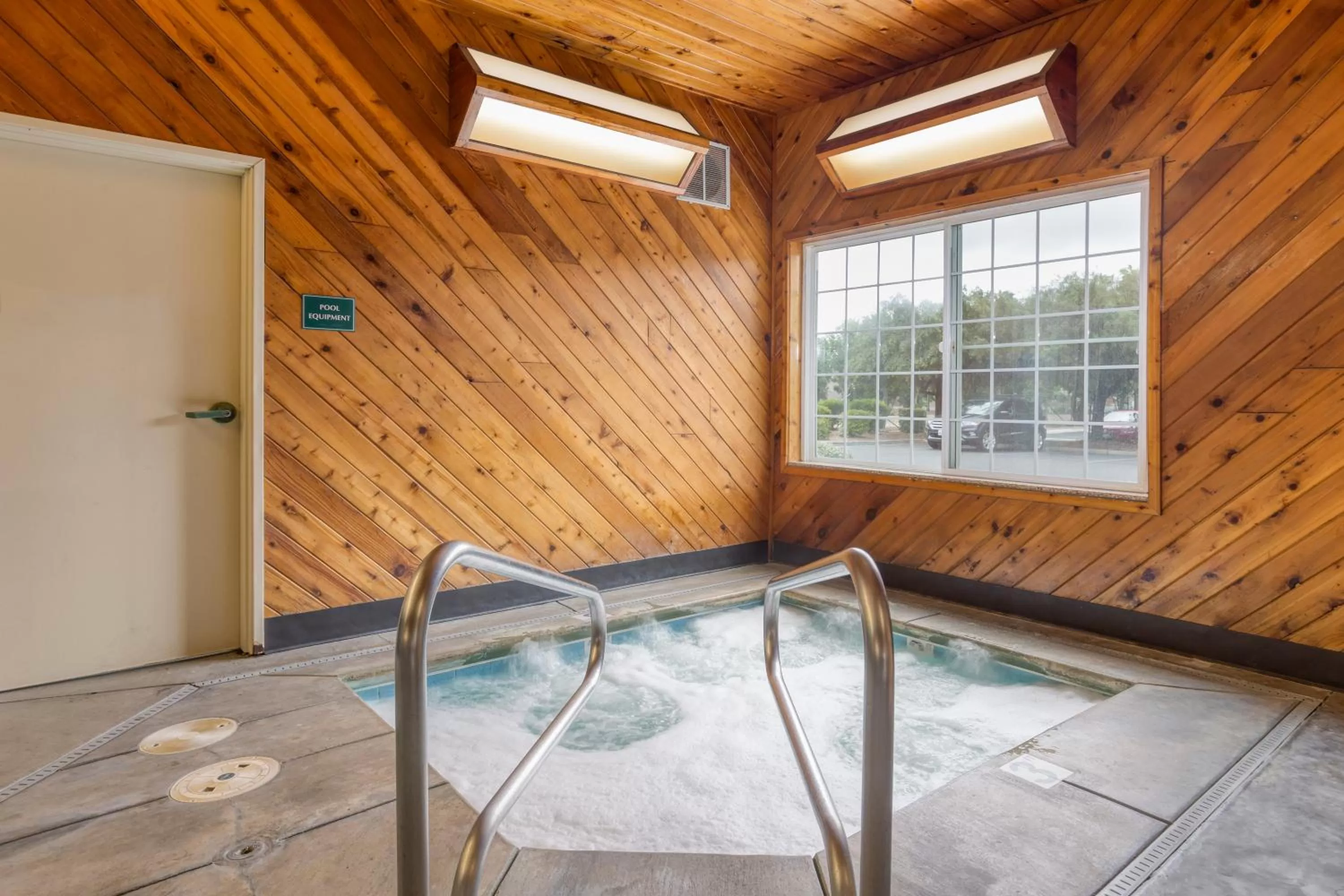 Swimming pool in La Quinta by Wyndham Visalia/Sequoia Gateway