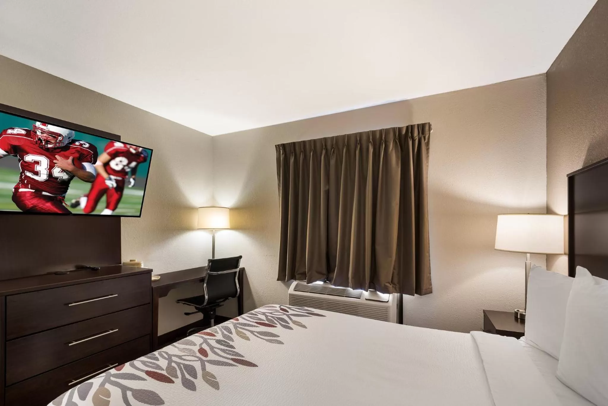 Photo of the whole room, Bed in Red Roof Inn Allentown South