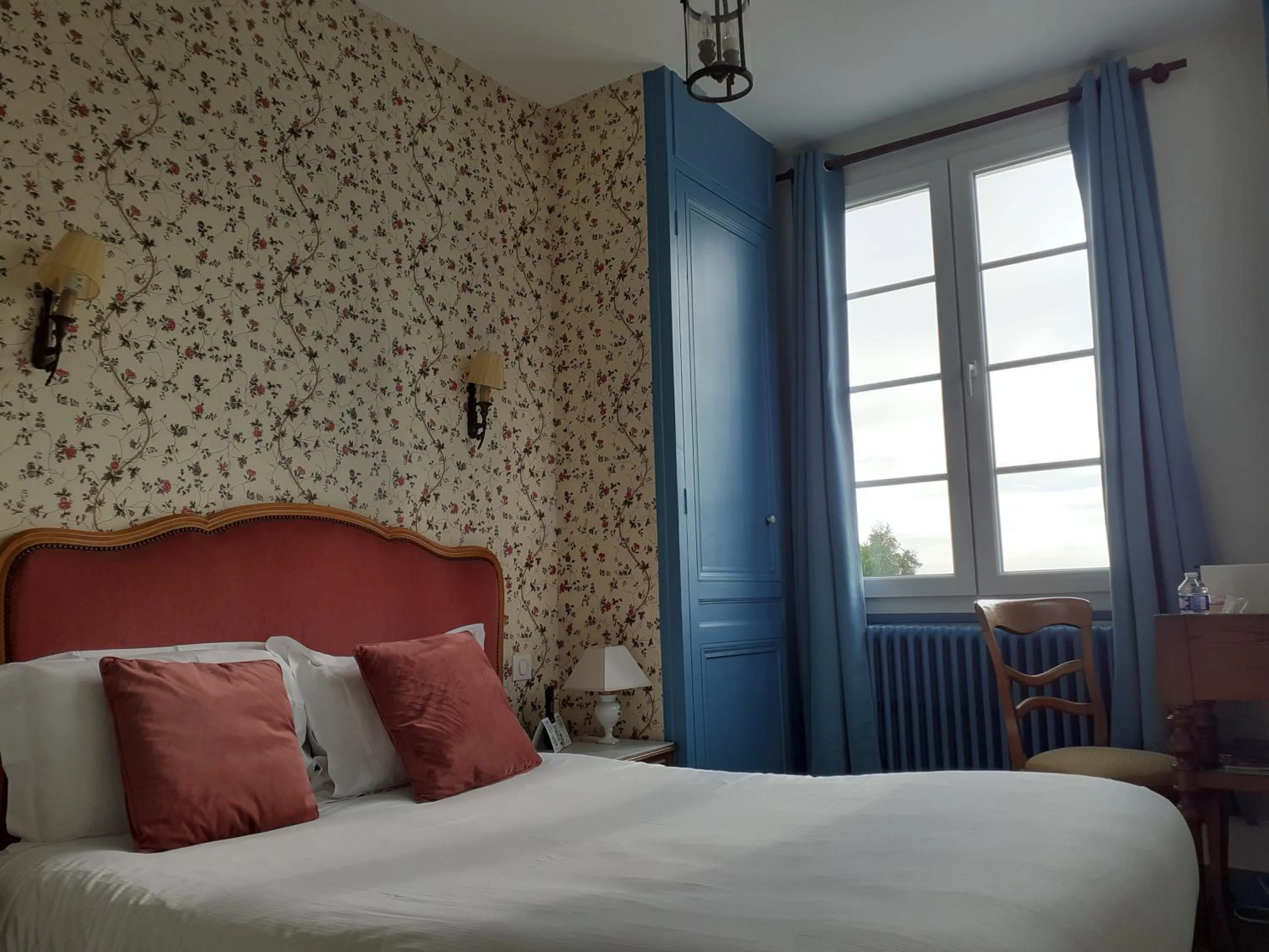 Photo of the whole room, Bed in Hotel de Charme La Bonne Adresse - Logis hotels