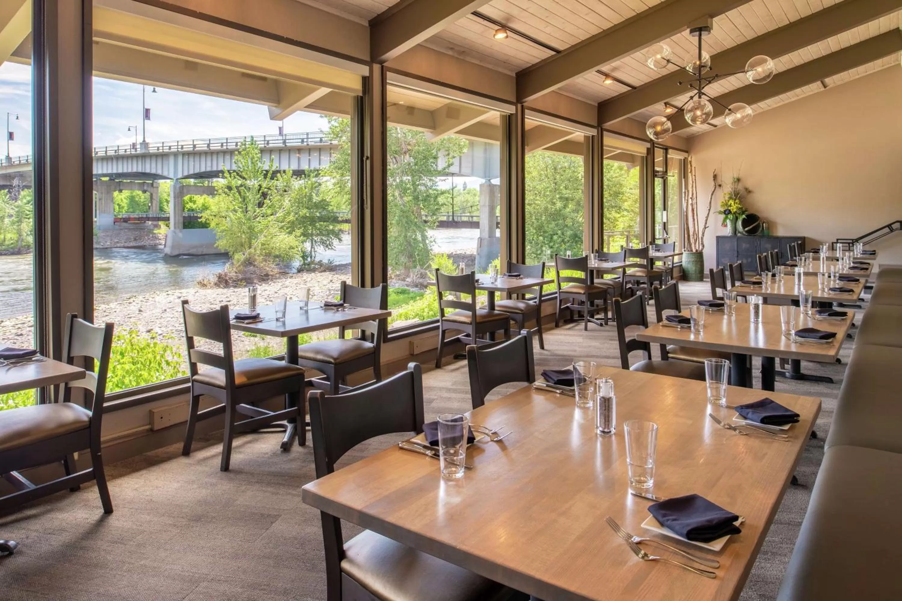 Dining area in DoubleTree by Hilton Missoula Edgewater