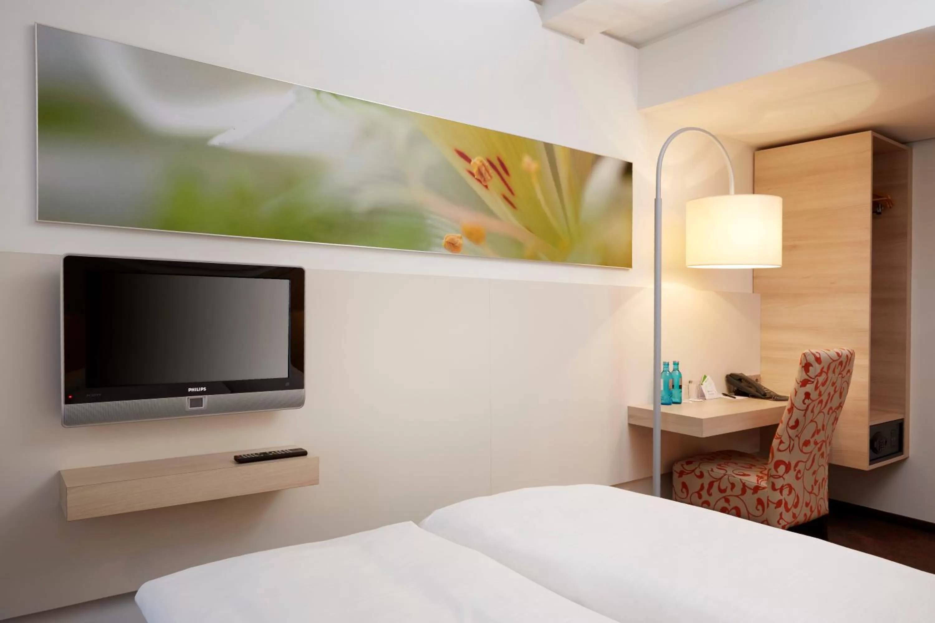 Photo of the whole room, Bed in H+ Hotel München