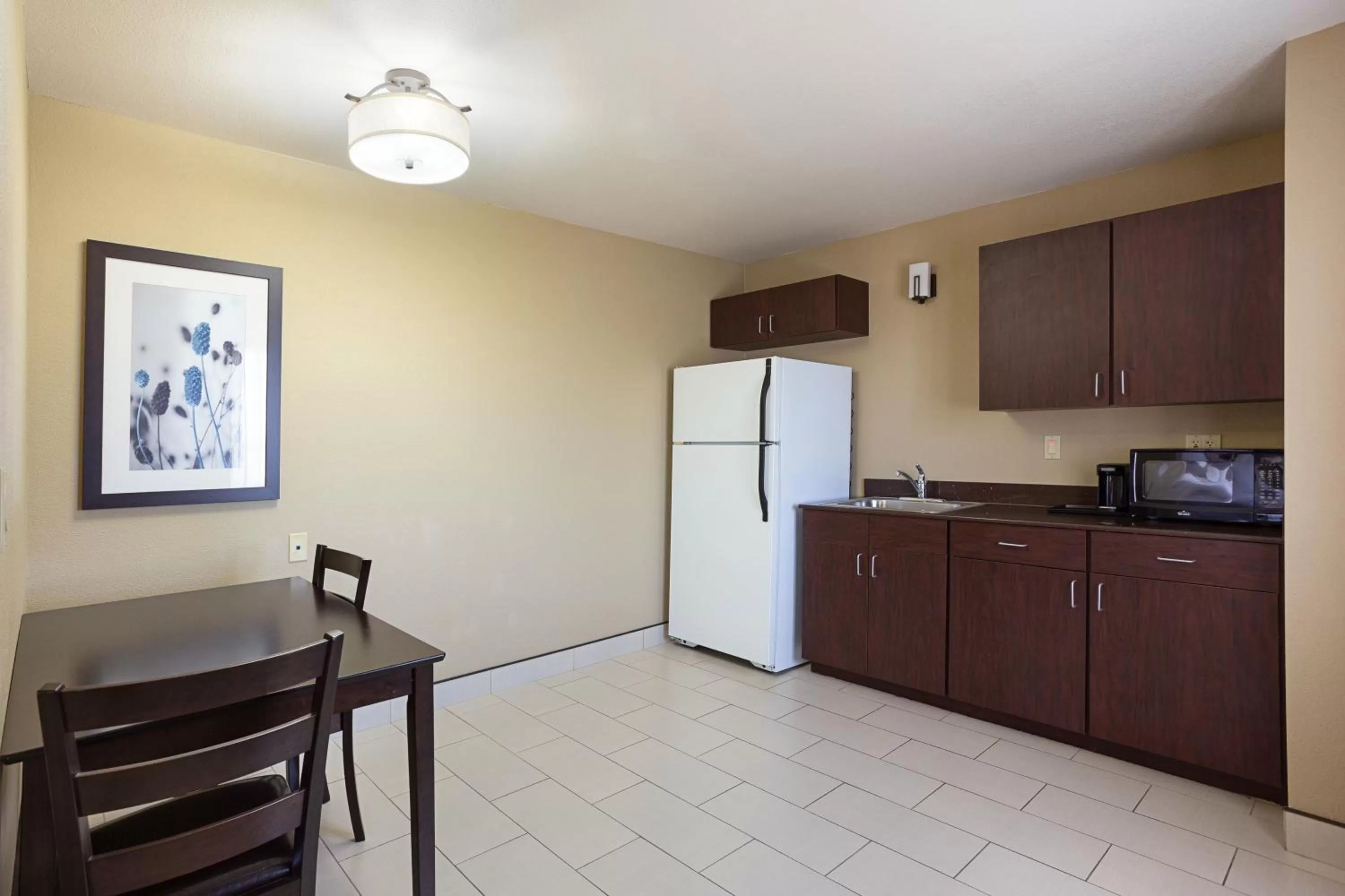 Kitchen or kitchenette in La Quinta by Wyndham Meridian / Boise West