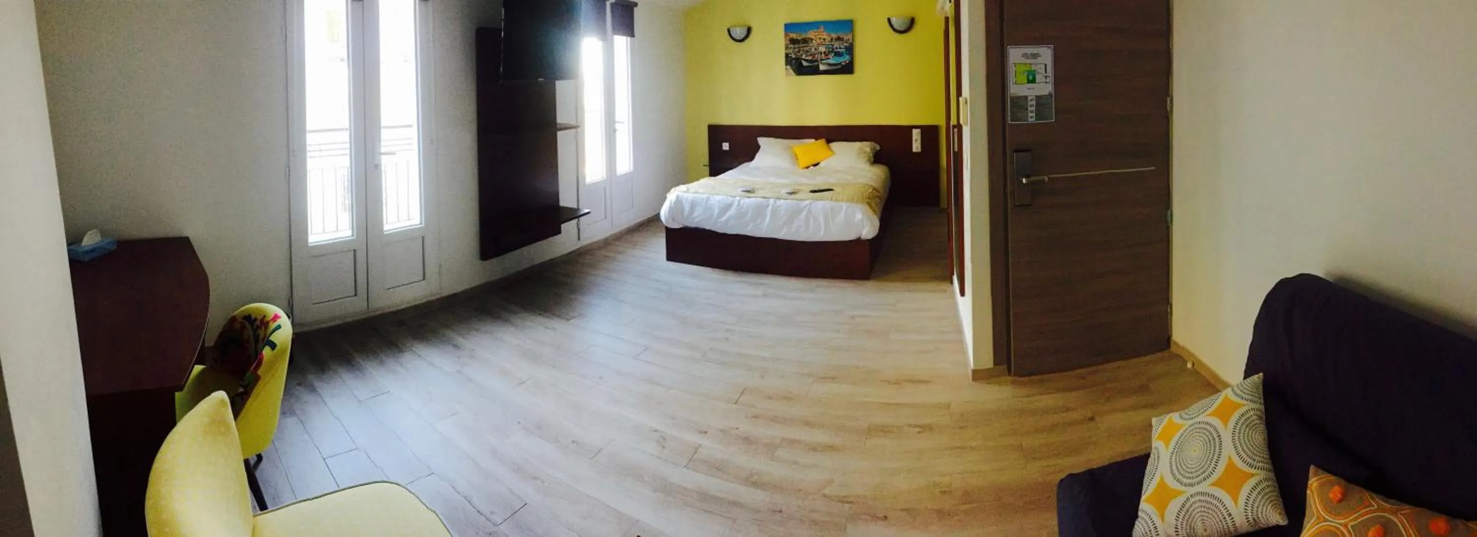 Photo of the whole room, Bed in Massilia hôtel