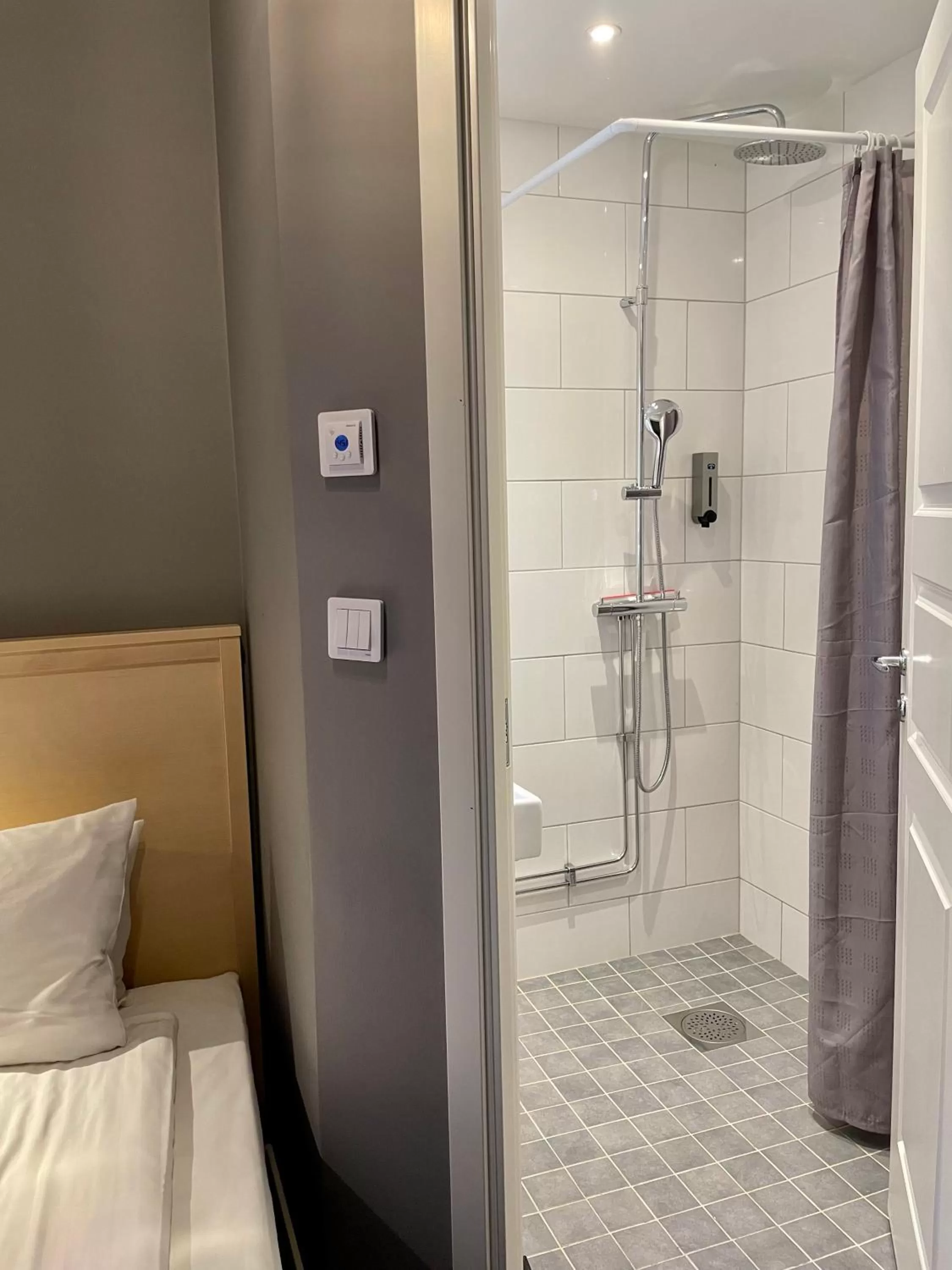 Bathroom, Bed in Unique Hotel