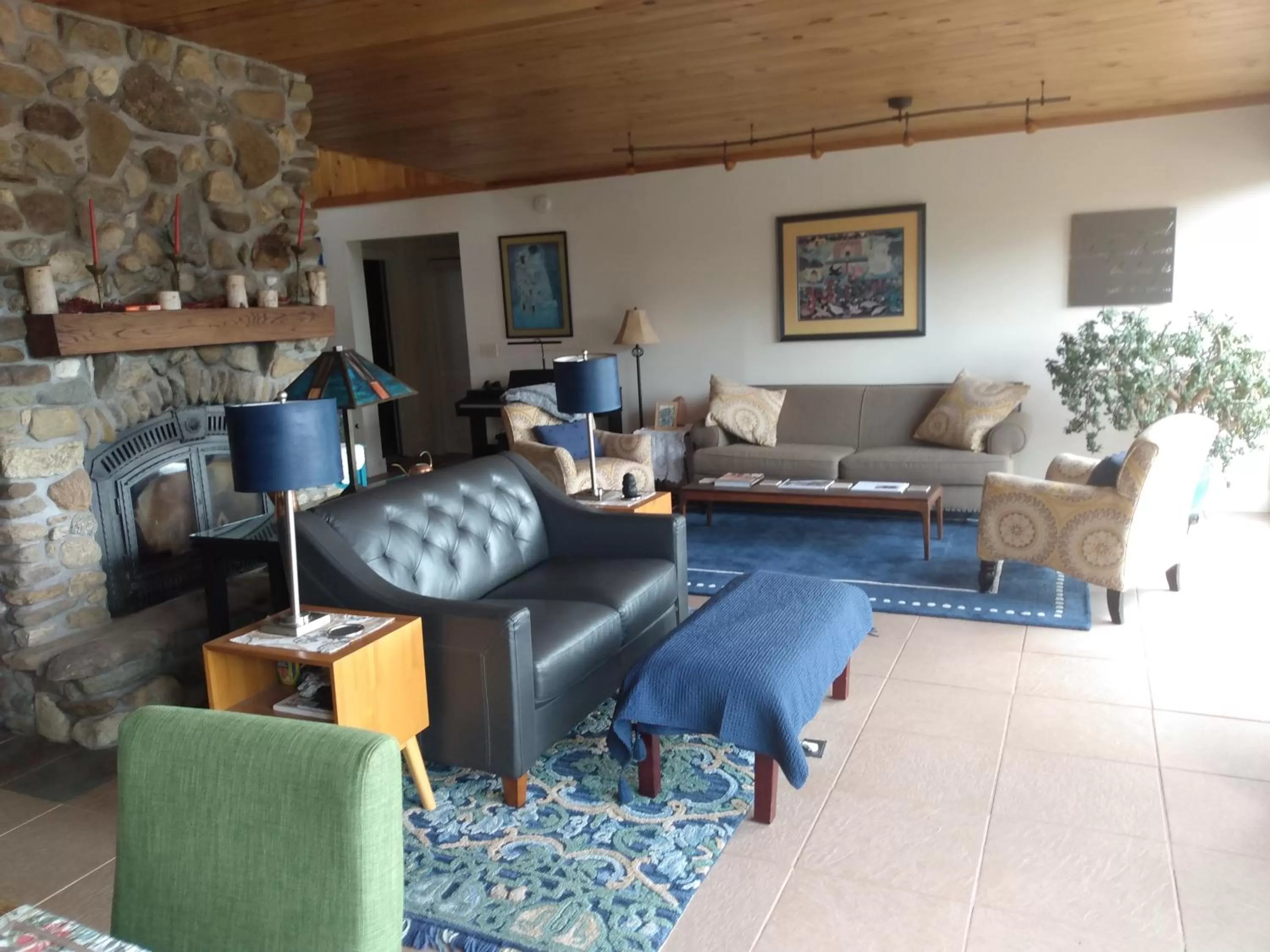 Living room in 13 Hills Bed & Breakfast