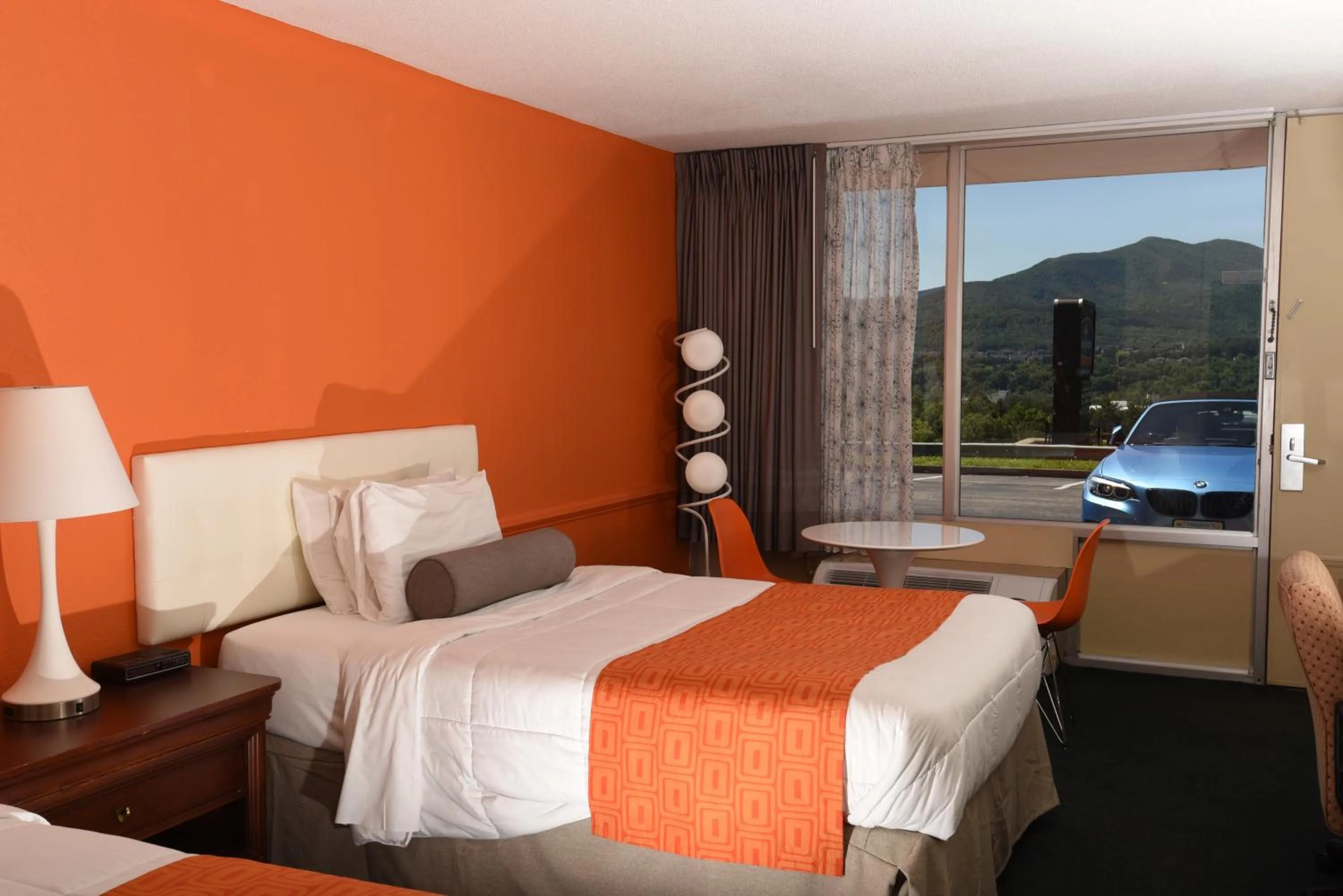 Bed in Howard Johnson by Wyndham Salem Hotel & Conference Center