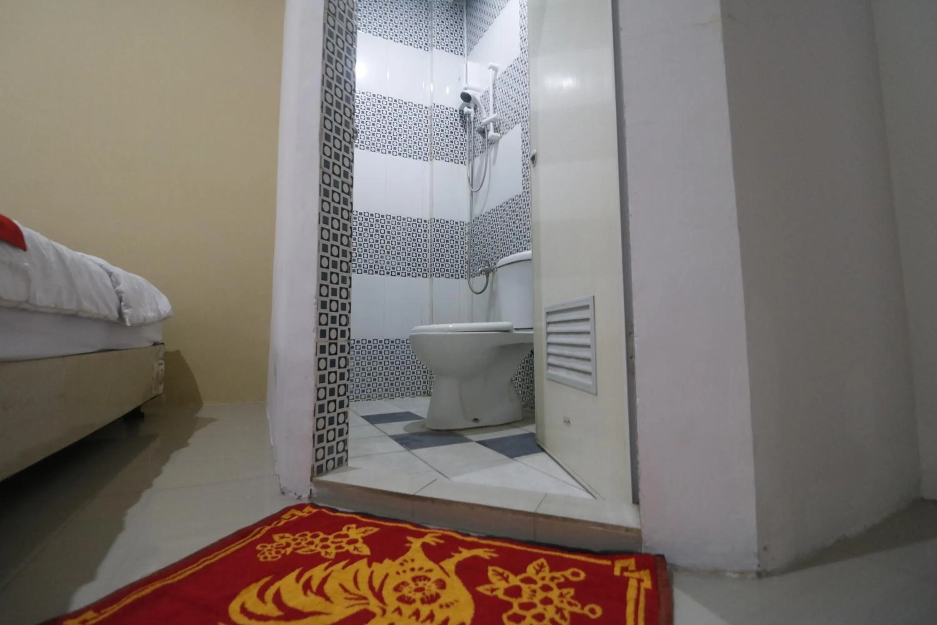 Bathroom, Bed in RedDoorz @ Jalan Krakatau Medan